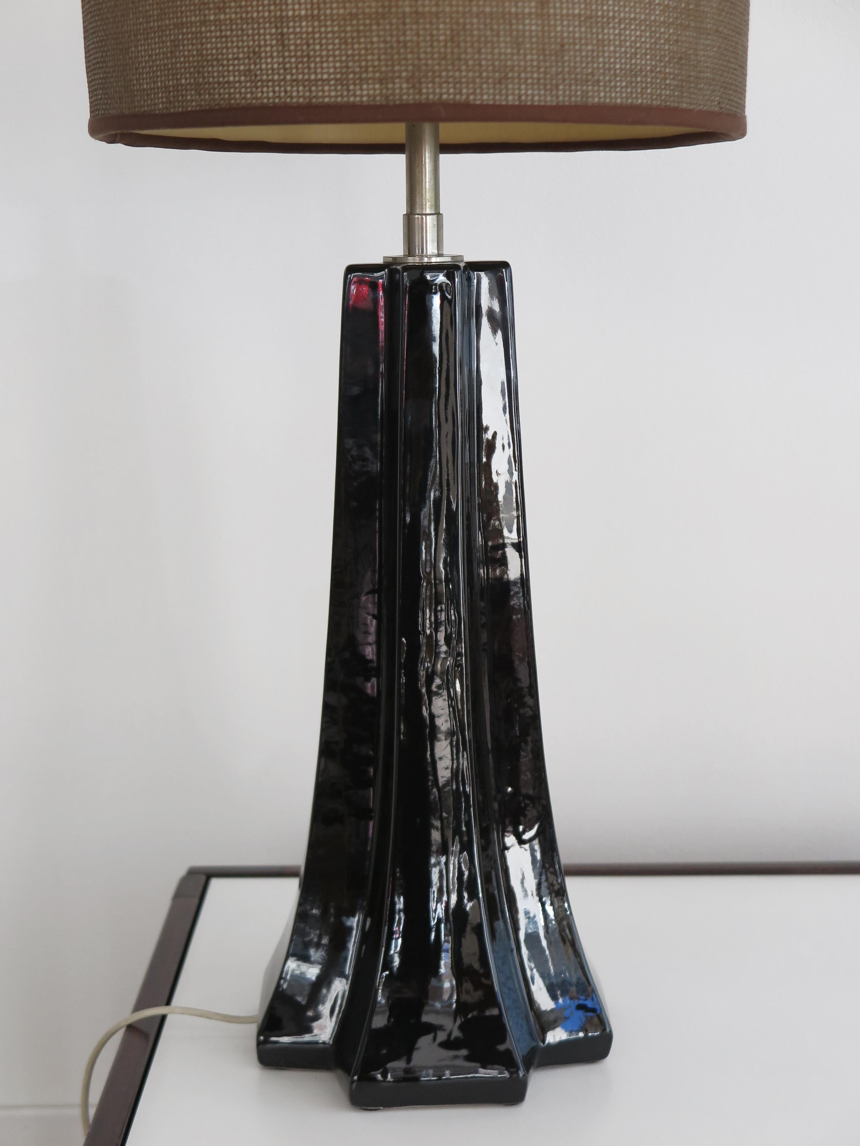 Milieu du XXe siècle Grande lampe de bureau italienne à abat-jour en céramique et tissu, années 1960 en vente
