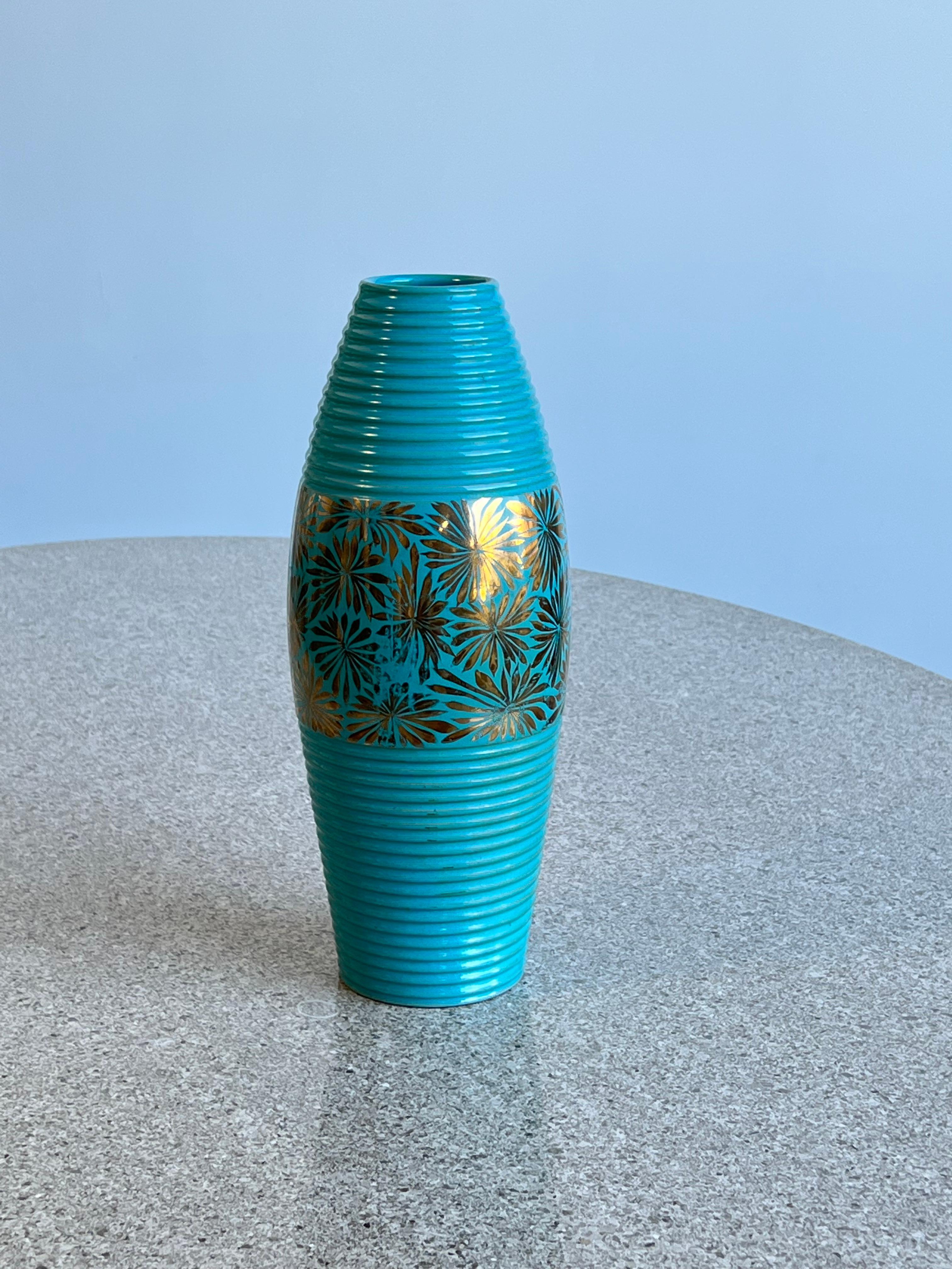 Vaso di grandi dimensioni in ceramica torquescente italiana, dipinto a mano in oro nel 1960.
Grande vaso con fiori dorati dipinti intorno al vaso.
Piccola crepa sul fondo.
