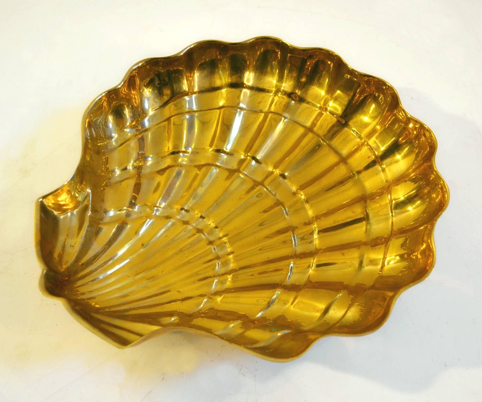 A large bowl in brass shaped in the form of a clam shell standing on small feet. Great for pure decorative purposes or as a fruit bowl.