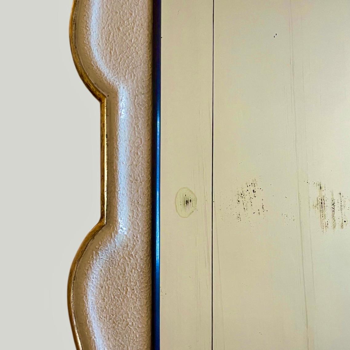 Italiano Specchio italiano di grandi dimensioni con texture crema e doratura, circa 1940 in vendita