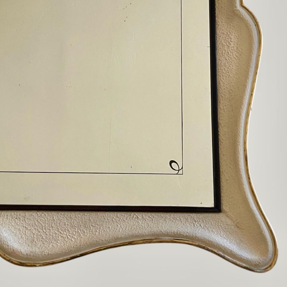 Specchio italiano di grandi dimensioni con texture crema e doratura, circa 1940 In condizioni buone in vendita a CA, CA