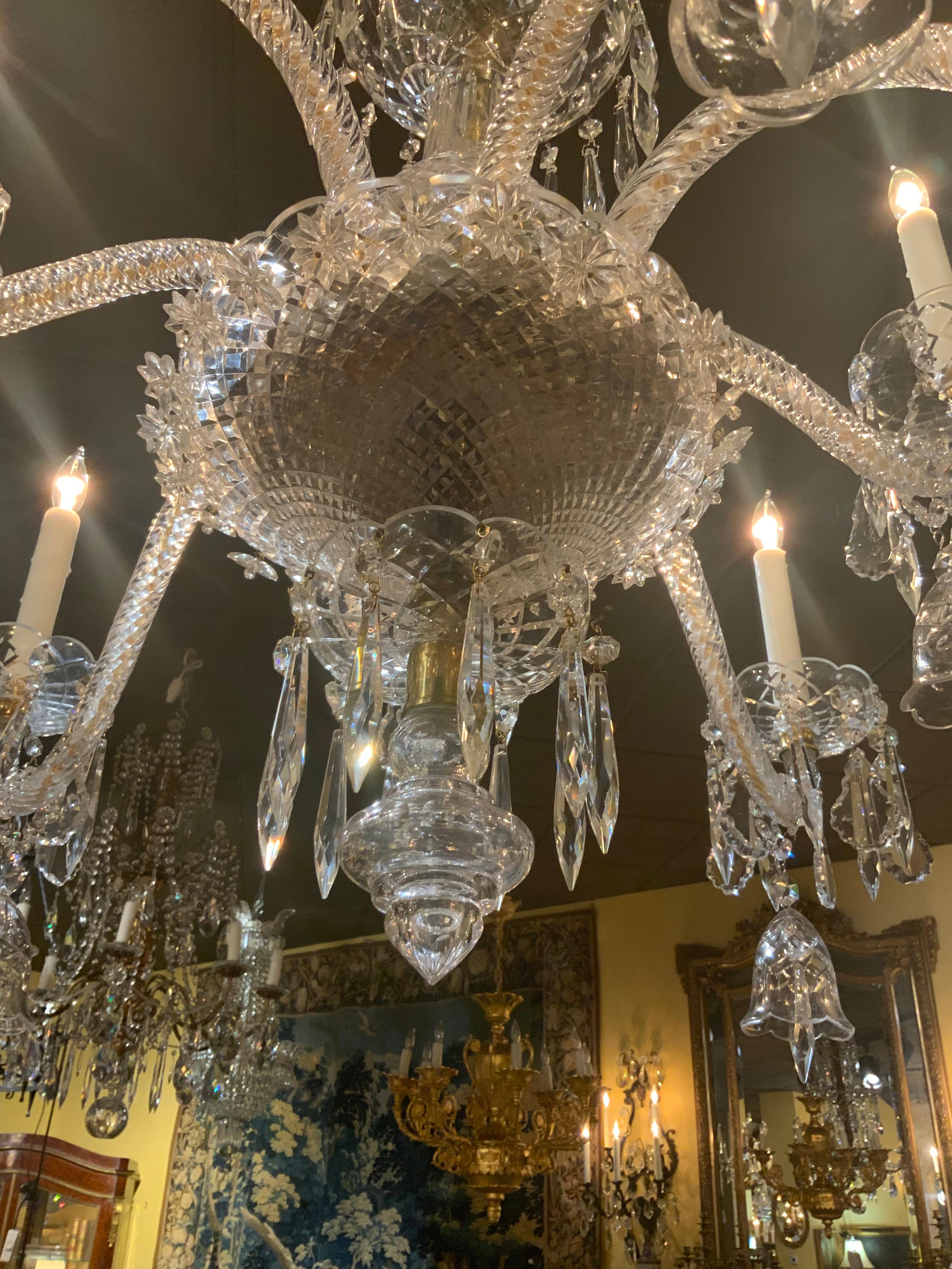 Style et forme larges et élégants avec une tige en cristal
Supportant huit bras à enroulement. Cristal en forme de cloche
Des cristaux ornent ce lustre spécial.