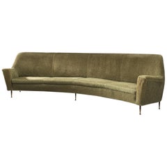 Italienisches großes geschwungenes Sofa in grünem Stoff