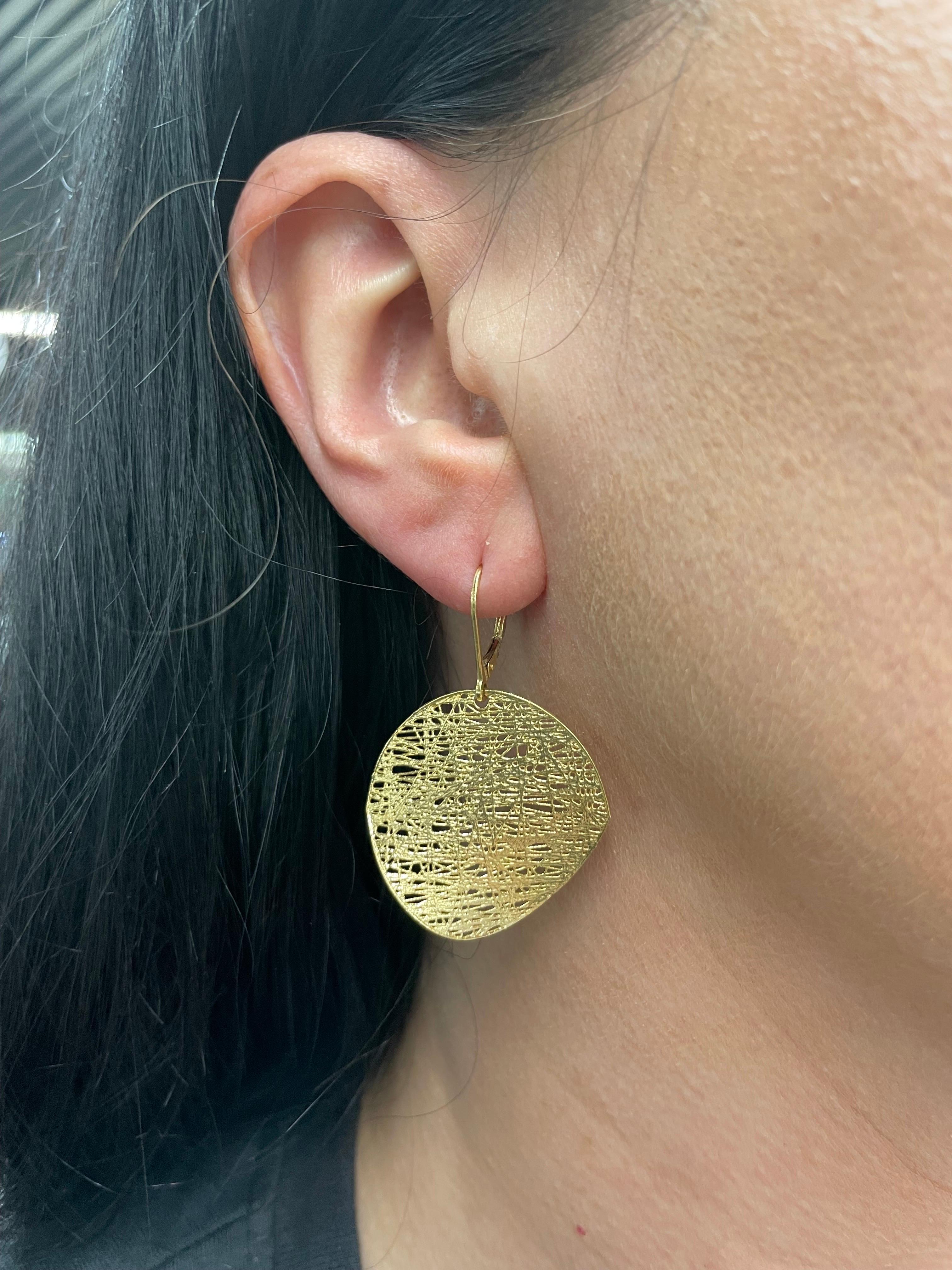 Italian Large Disc 'Lace' Drop Earrings 14 Karat Yellow Gold 4.54 Grams In New Condition In New York, NY