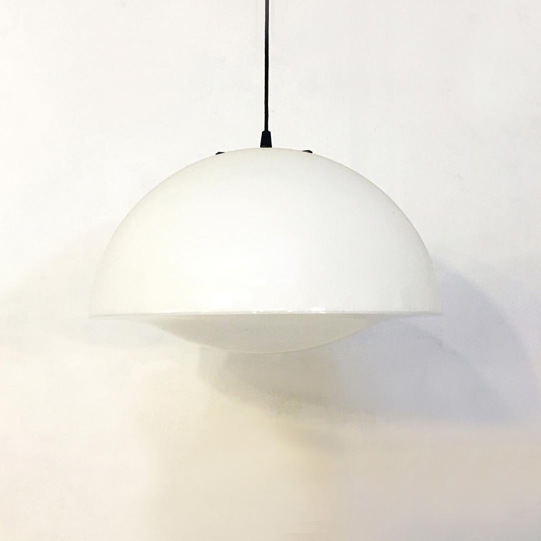 Italian large drop chandeliers mod. 469 by Tito Agnoli for Oluce, 1970s.
Drop chandeliers mod. 469, available in two sizes, both with a single plexiglass lampshade curved in the lower part, anchored to the original steel lamp holder.
Designed by