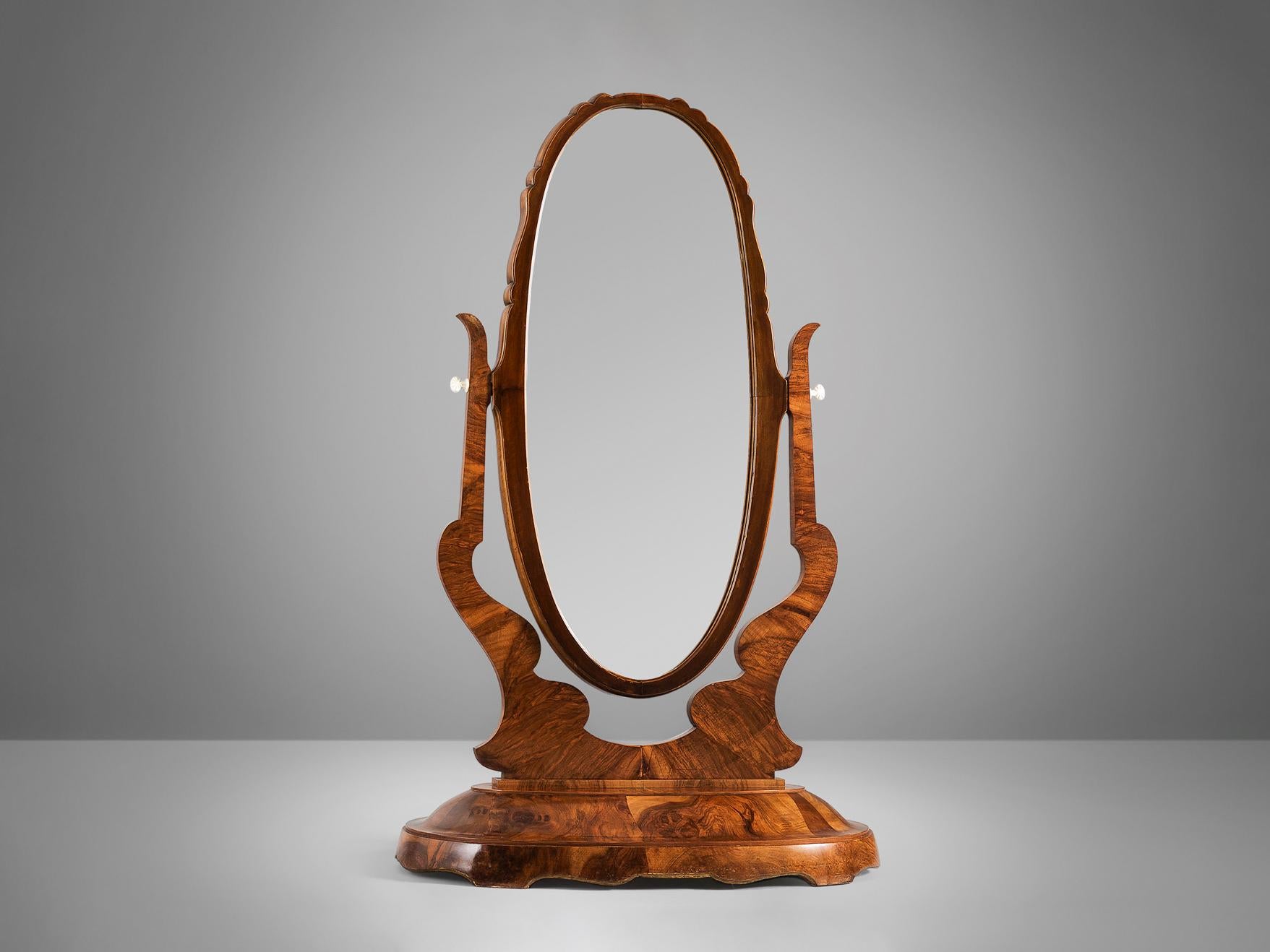 Miroir de toilette, ronce de noyer, verre miroir, Italie, années 1940.

Miroir italien impressionnant et élégant. Le bois présente un grain magnifique et les détails de la ronce de noyer sont très beaux et distinctifs. Le miroir ovale est réglable