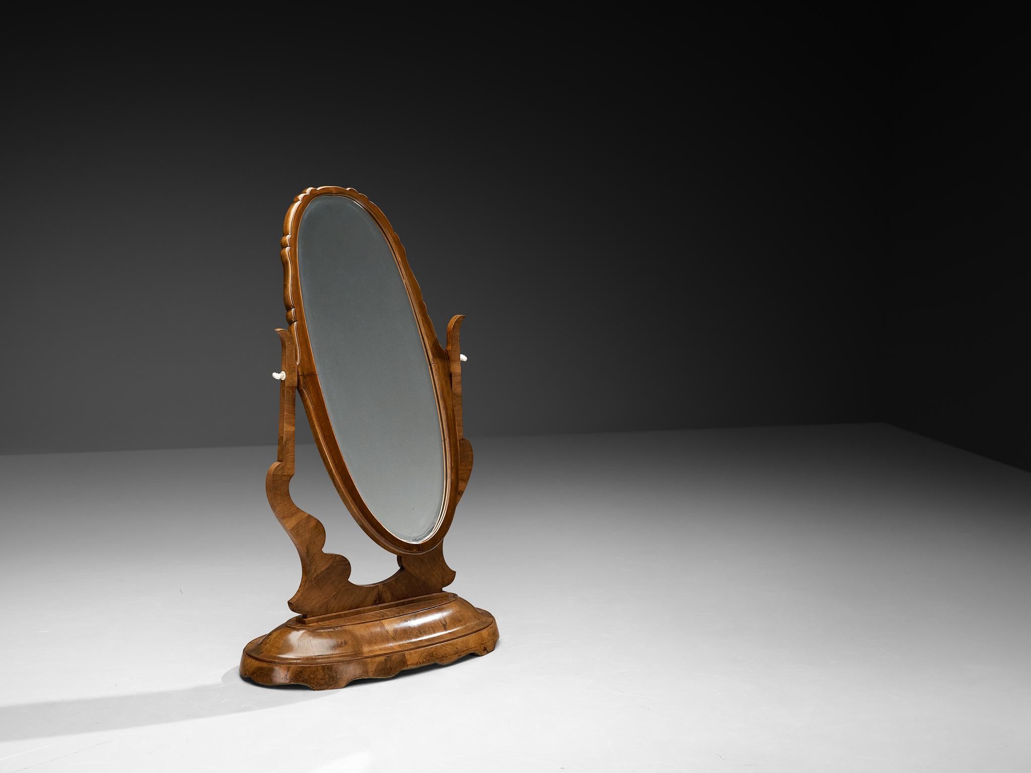 Miroir de toilette, ronce de noyer, verre miroir, Italie, années 1940.

Miroir italien impressionnant et élégant. Le bois présente un grain magnifique et les détails de la ronce de noyer sont très beaux et distinctifs. Le miroir ovale est réglable