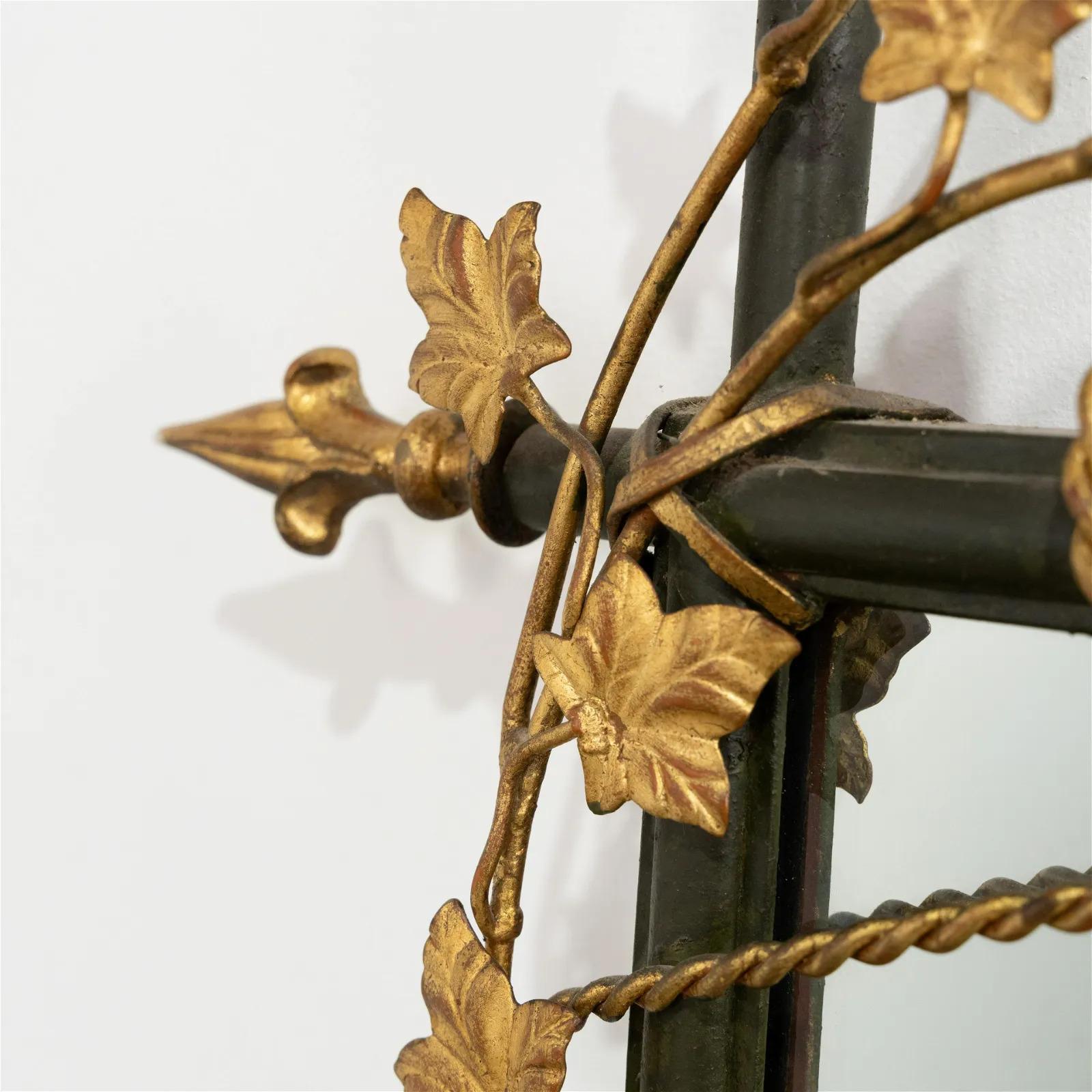 Grand miroir italien à fleurs en métal doré Bon état - En vente à New York, NY