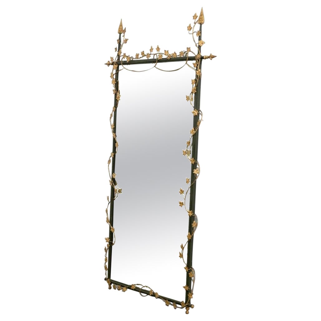 Grand miroir italien à fleurs en métal doré en vente