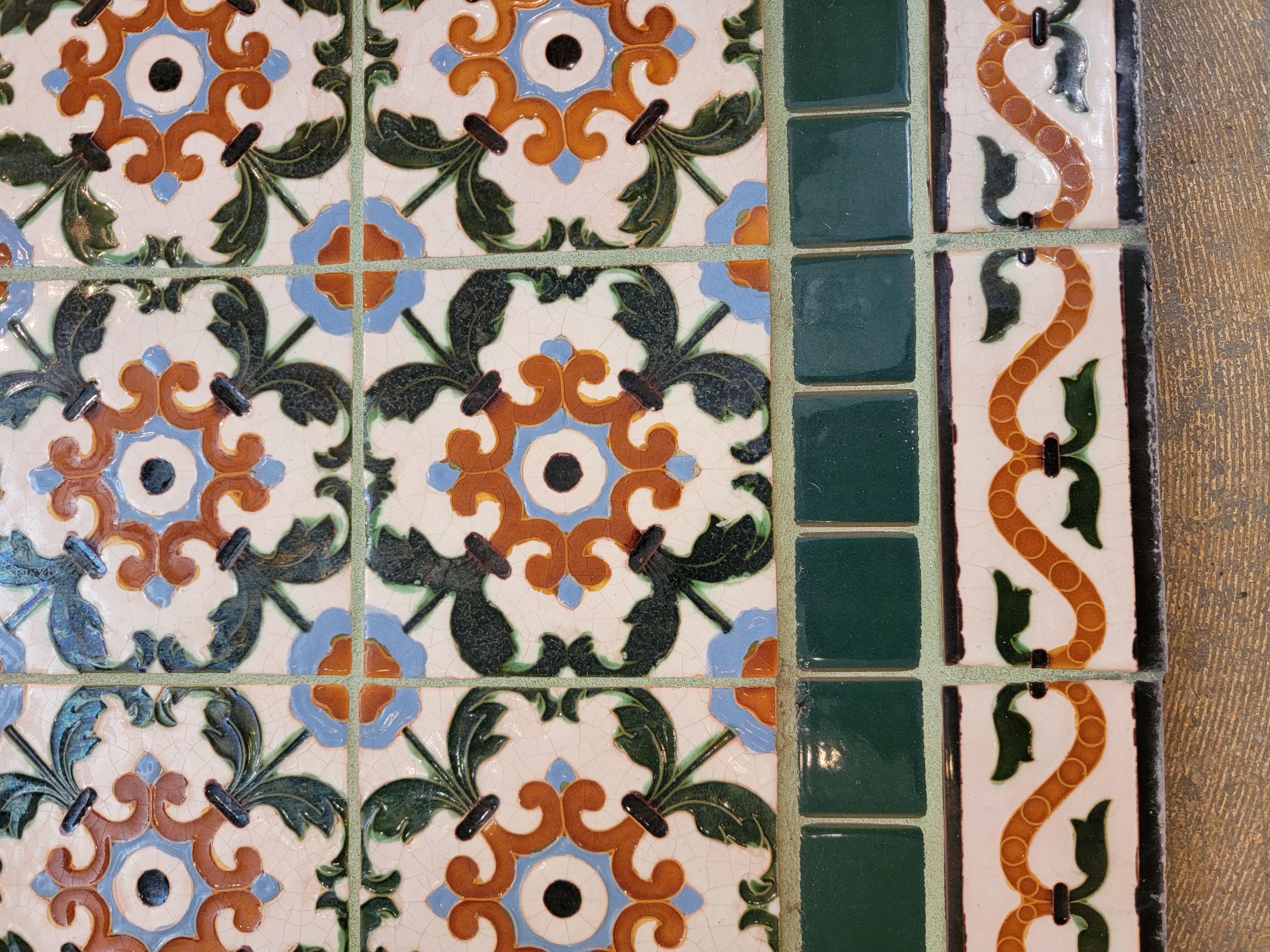 Italienische große grüne florale Muster gefliest Wandkunst oder Tischplatte (Ende des 20. Jahrhunderts) im Angebot
