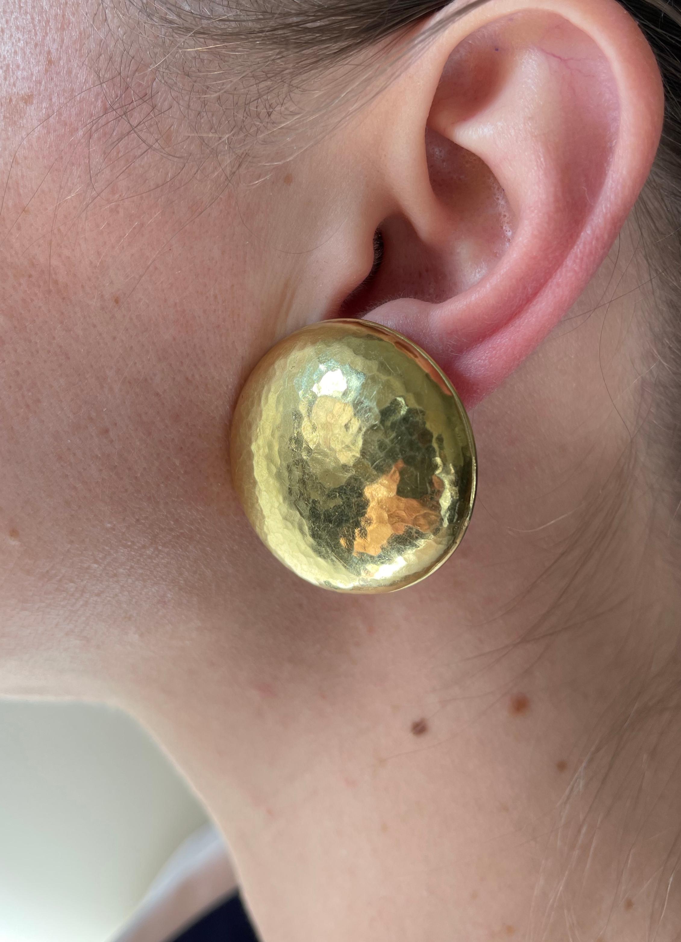 Italian Large Hammered Gold Disc Earrings In Excellent Condition For Sale In New York, NY