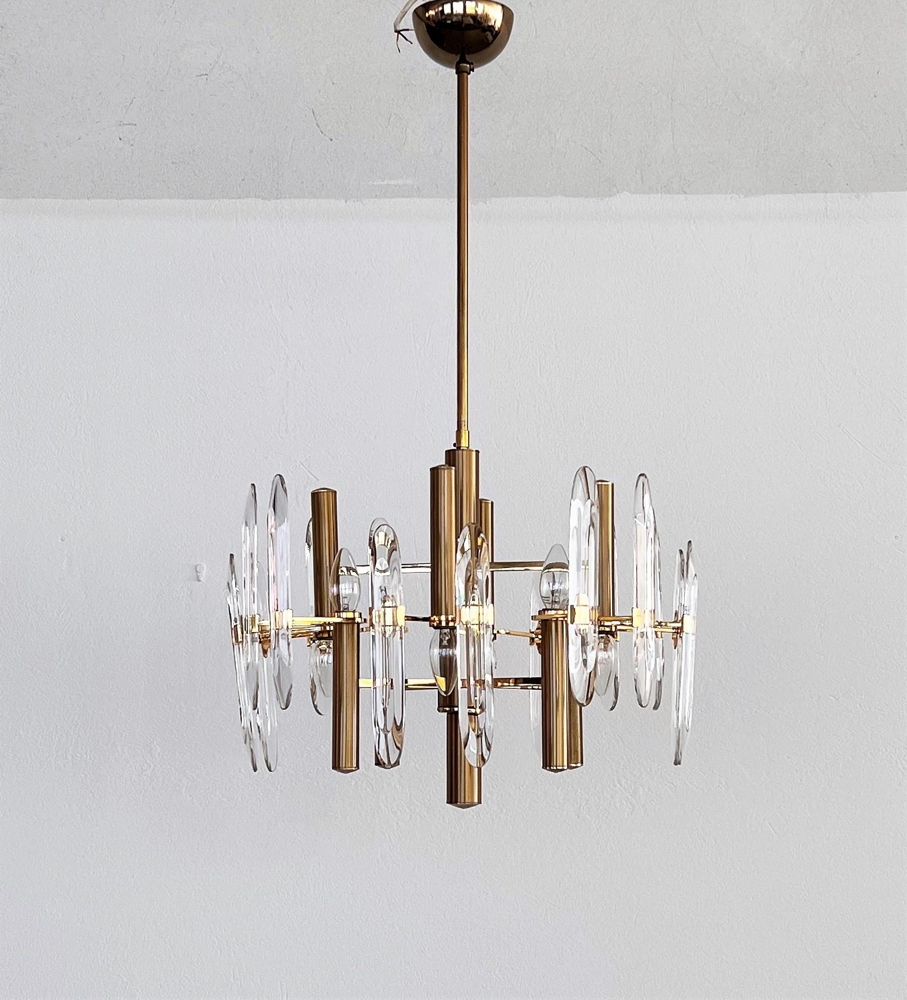 Eight light chandelier from Gaetano Sciolari production made for Stilkronen, Italy, 1970s.
Four lights downward and four lights upwards. Brass is partly gold-plated. Transparent glass elements in Lead Crystal.
Classic version of the Sciolari's