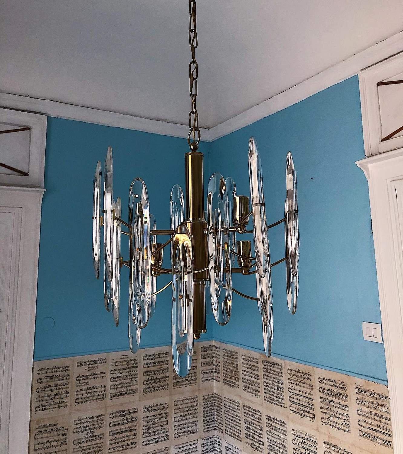 Italiano Grande lampadario italiano di metà secolo in ottone e cristallo di Gaetano Sciolari, anni '70 in vendita