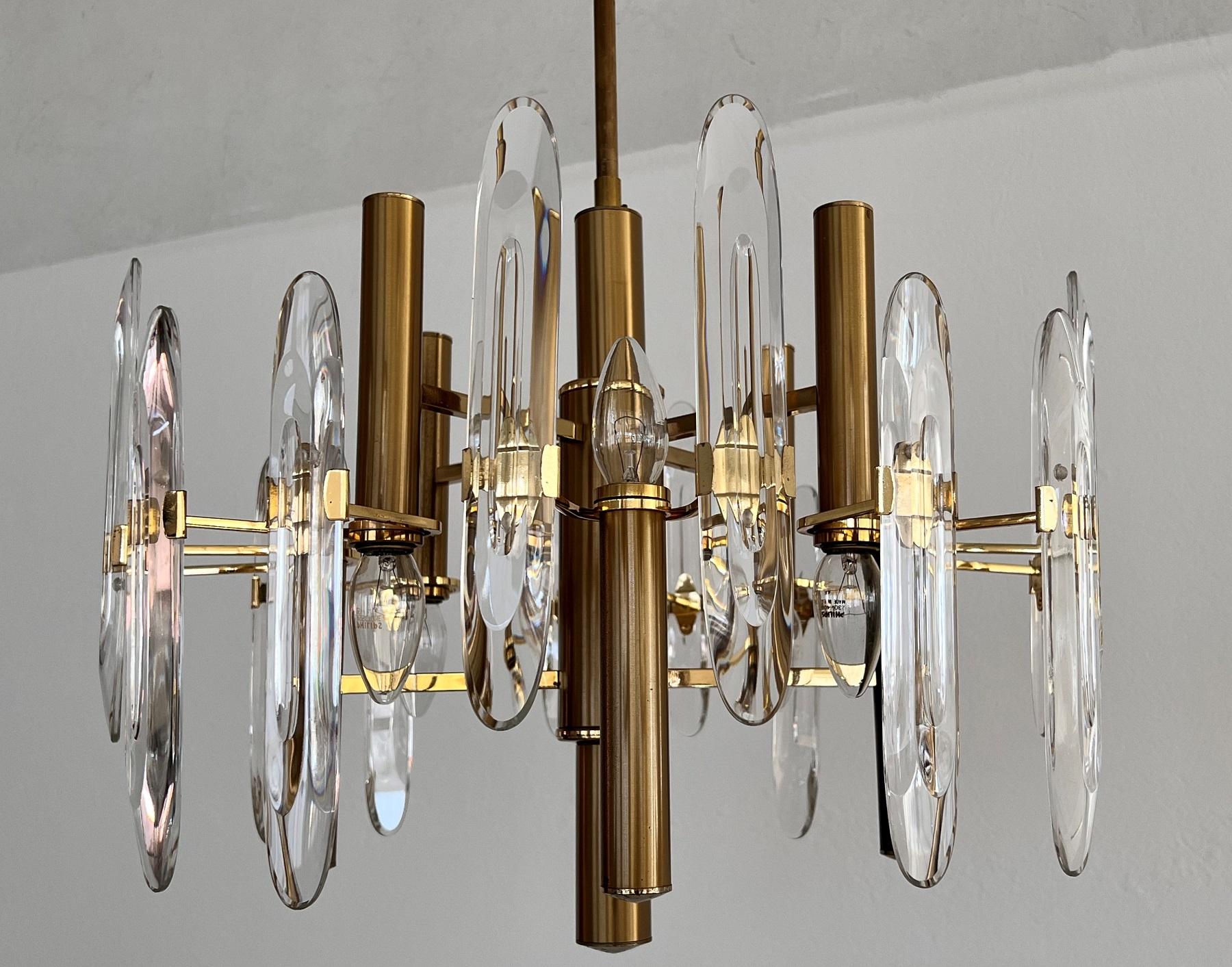 Italian Large Mid-Century Brass and Crystal Chandelier by Gaetano Sciolari, 70s For Sale 1