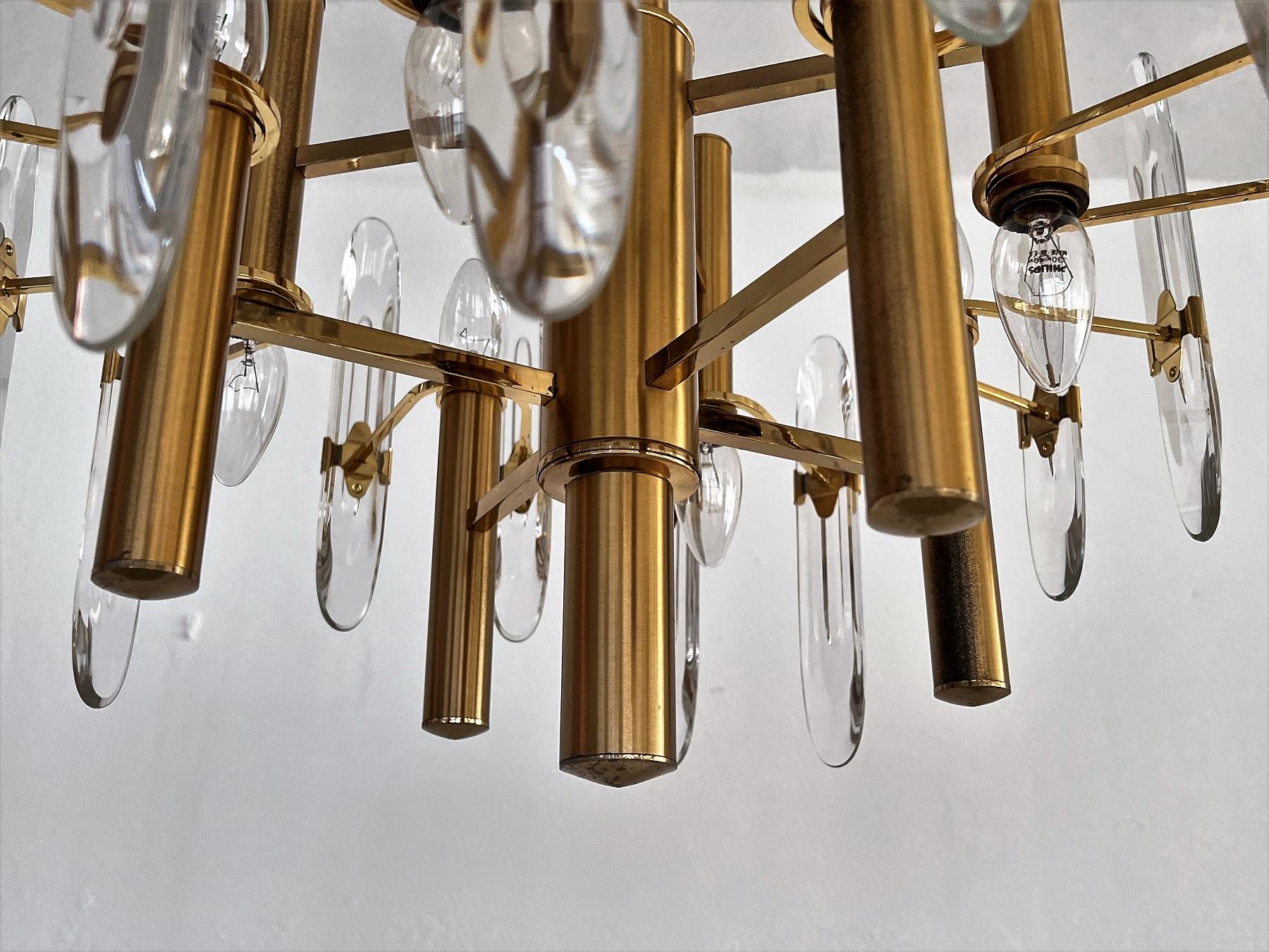 Italian Large Mid-Century Brass and Crystal Chandelier by Gaetano Sciolari, 70s For Sale 3