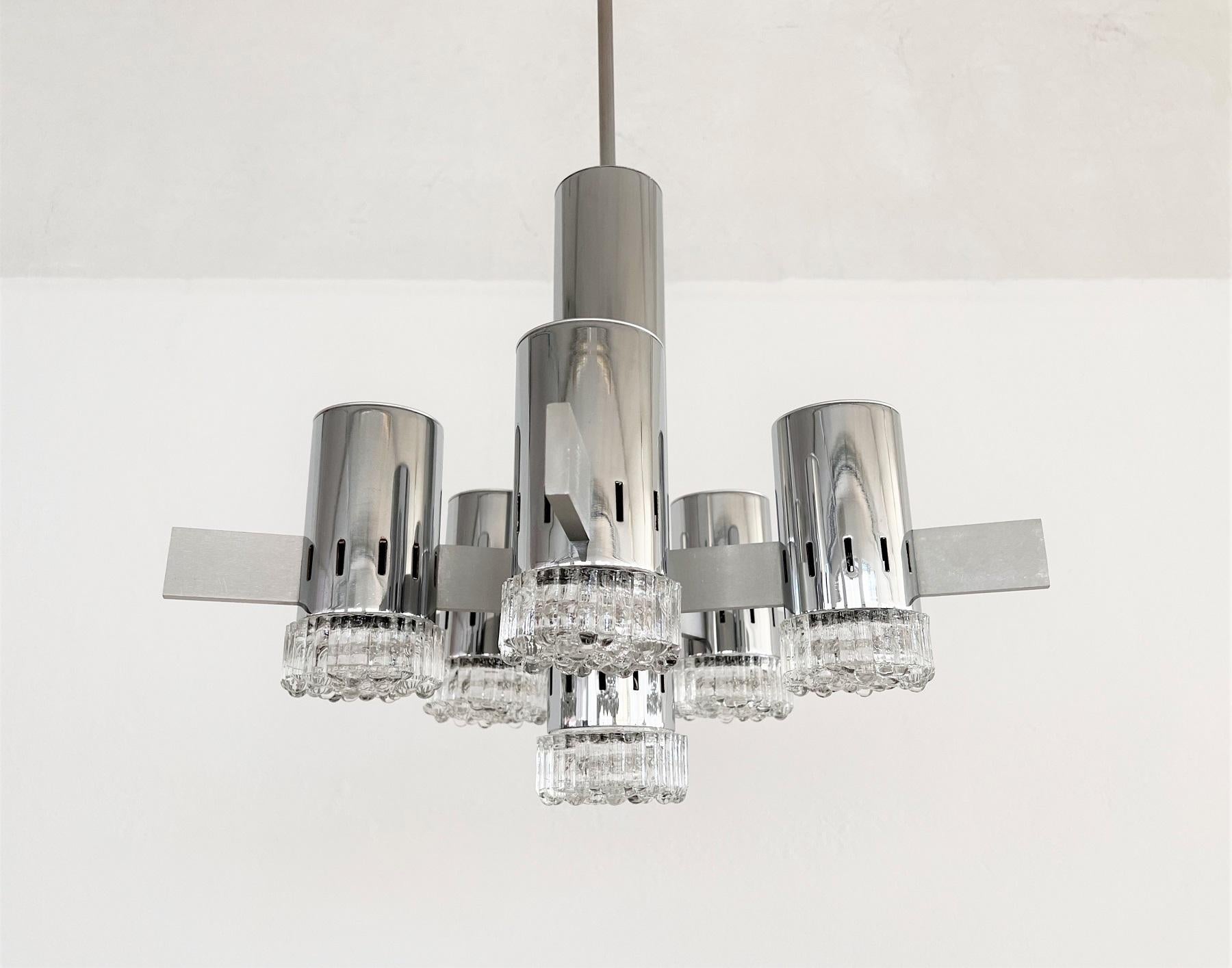 Gorgeous 6-lights chandelier made of chromed metal and aluminium in Italy during the 1960s designed by Gaetano Sciolari.
The 6-arm star-shaped or Sputnik chandelier is equipped with 6 transparent round 
