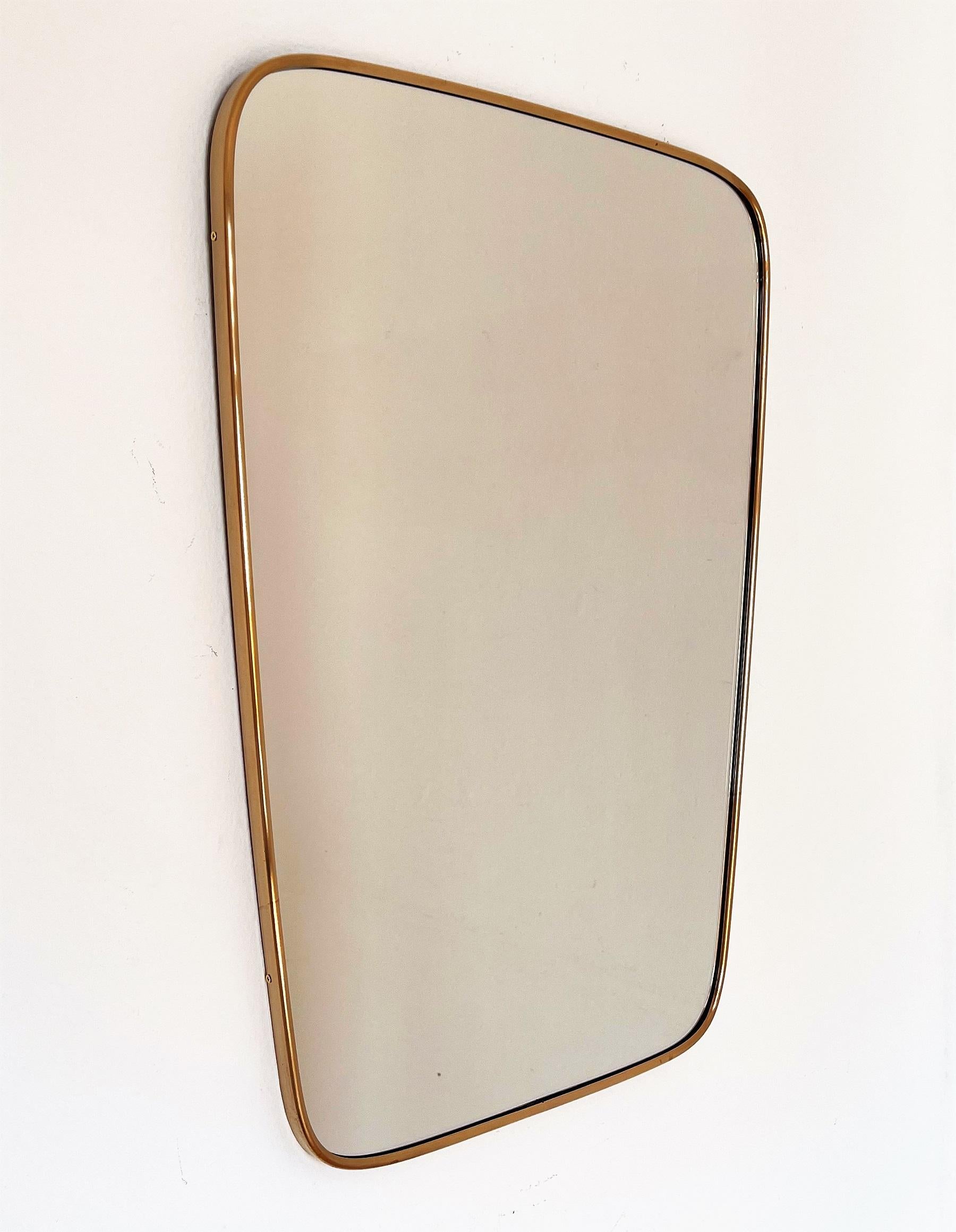 Beautiful original vintage crystal glass wall mirror with brass frame, typical for the Italian Mid-Century Modern age.
Made in Italy, circa 1970s.
The brass frame is in the original shape and has been just cleaned, but shows small normal vintage