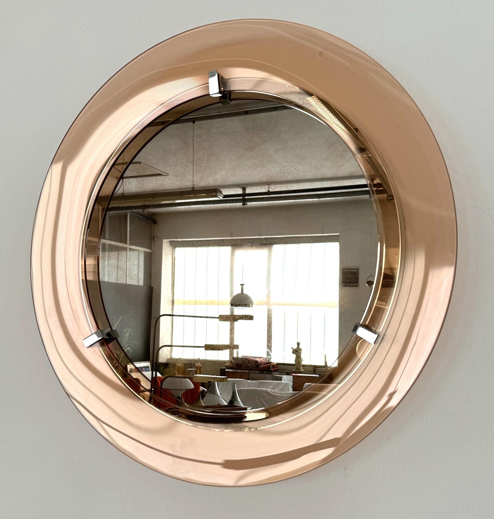 Grande specchio da parete in vetro rotondo italiano del Medioevo in rosa, anni '70 In condizioni buone in vendita a Morazzone, Varese