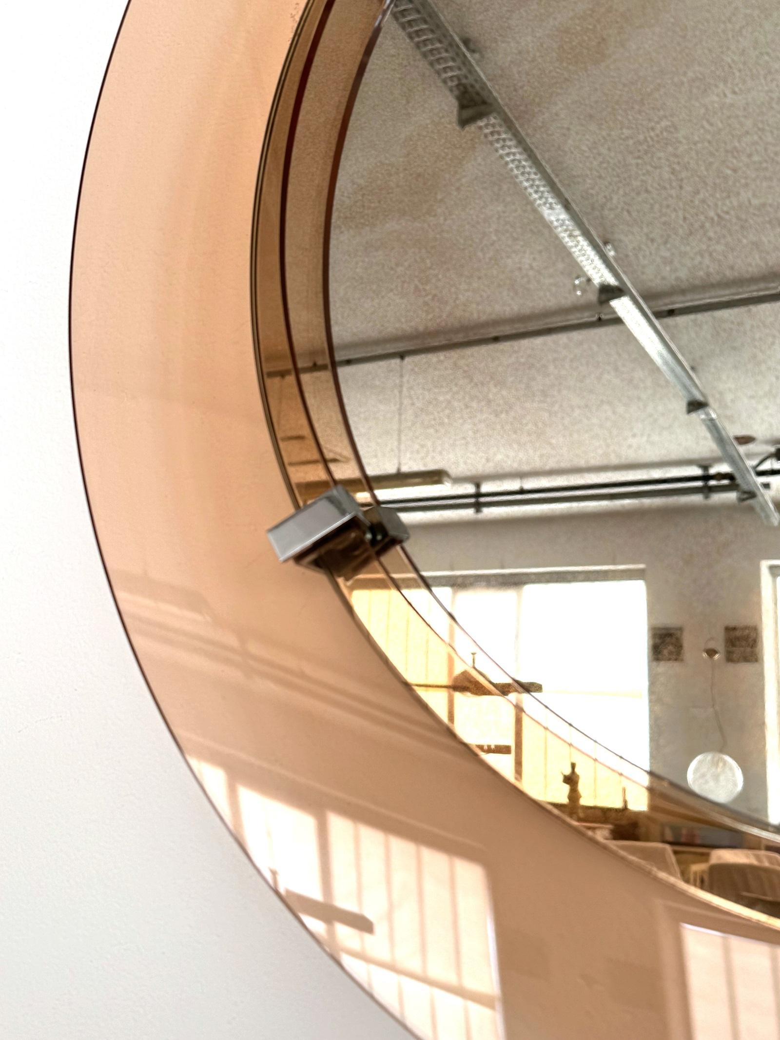 Metallo Grande specchio da parete in vetro rotondo italiano del Medioevo in rosa, anni '70 in vendita