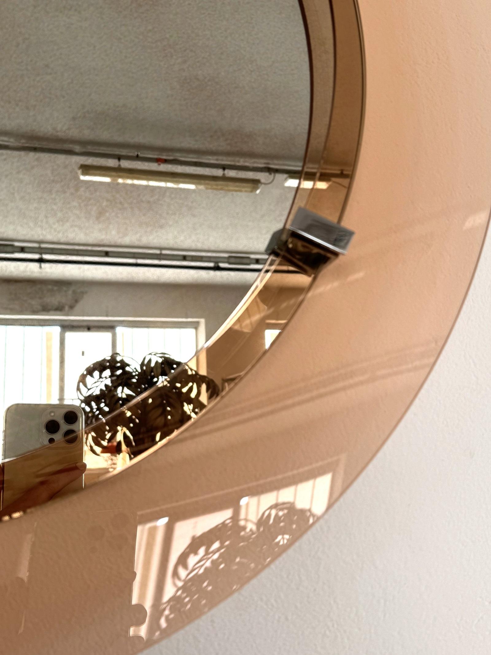 Grande specchio da parete in vetro rotondo italiano del Medioevo in rosa, anni '70 in vendita 1