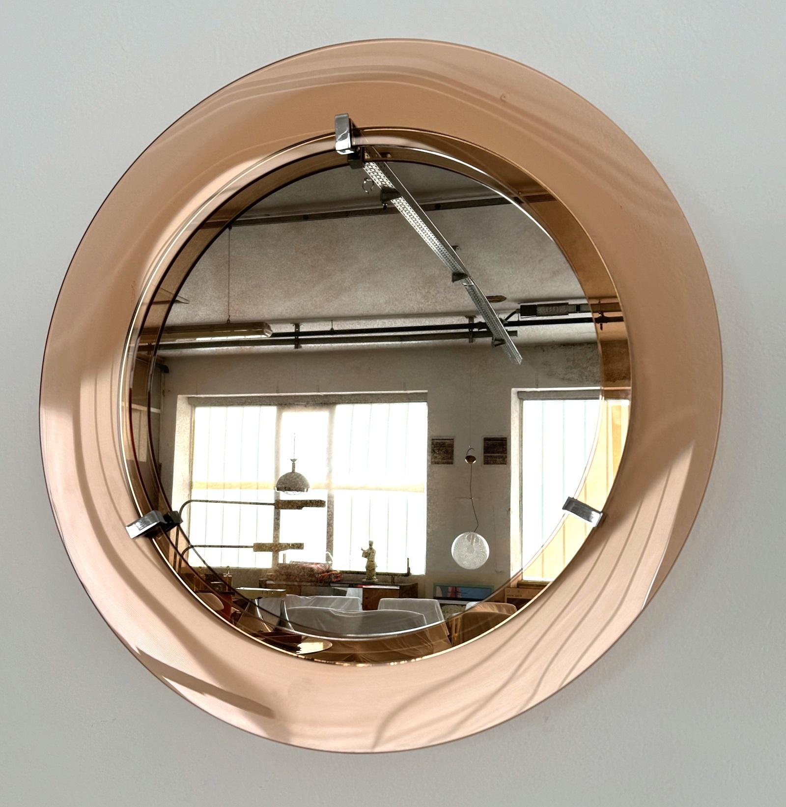 Grande specchio da parete in vetro rotondo italiano del Medioevo in rosa, anni '70 in vendita 2