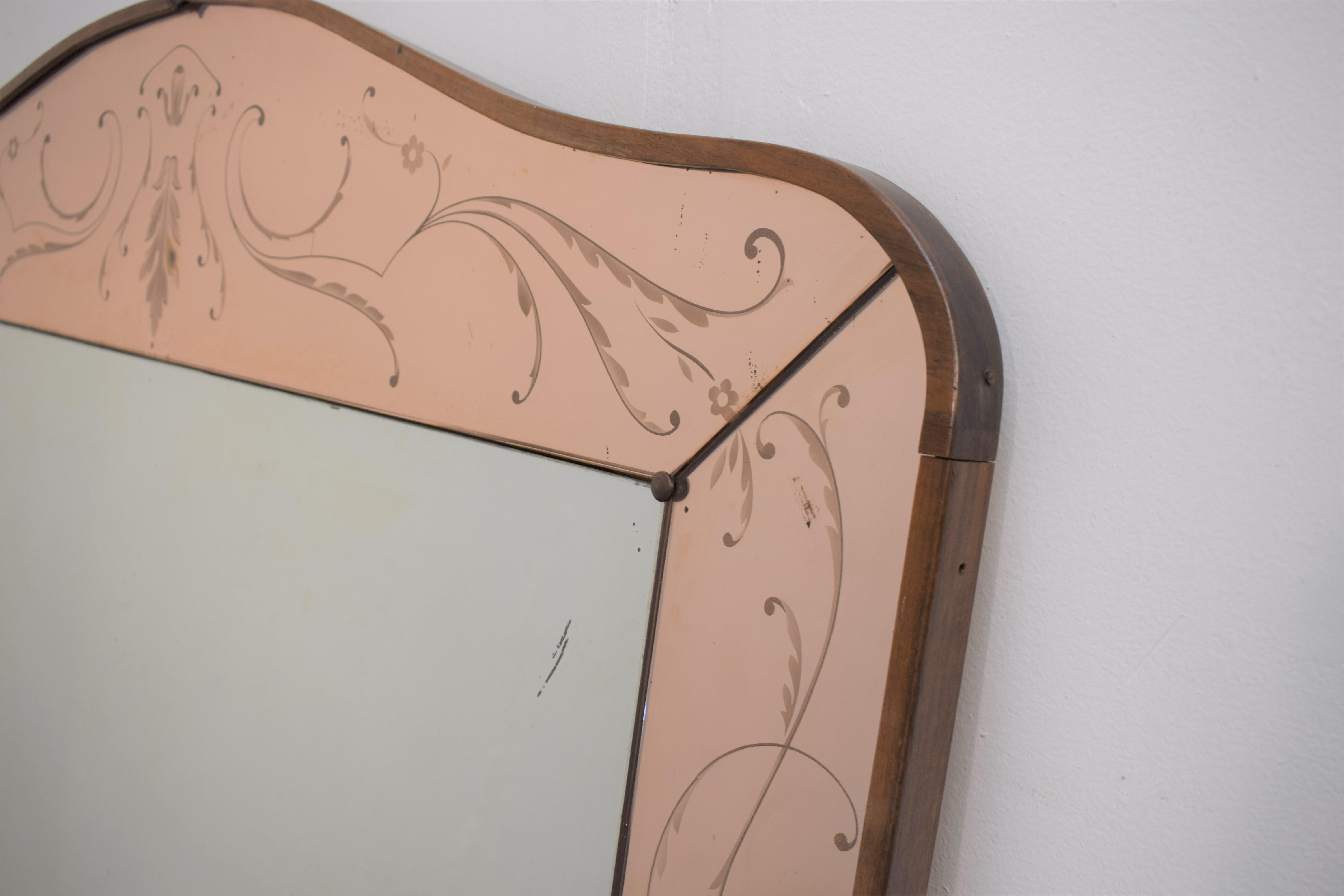 Großer italienischer Spiegel von Luigi Fontana, 1950er Jahre.
Abmessungen: H= 126 cm; B= 112 cm; T= 3 cm.