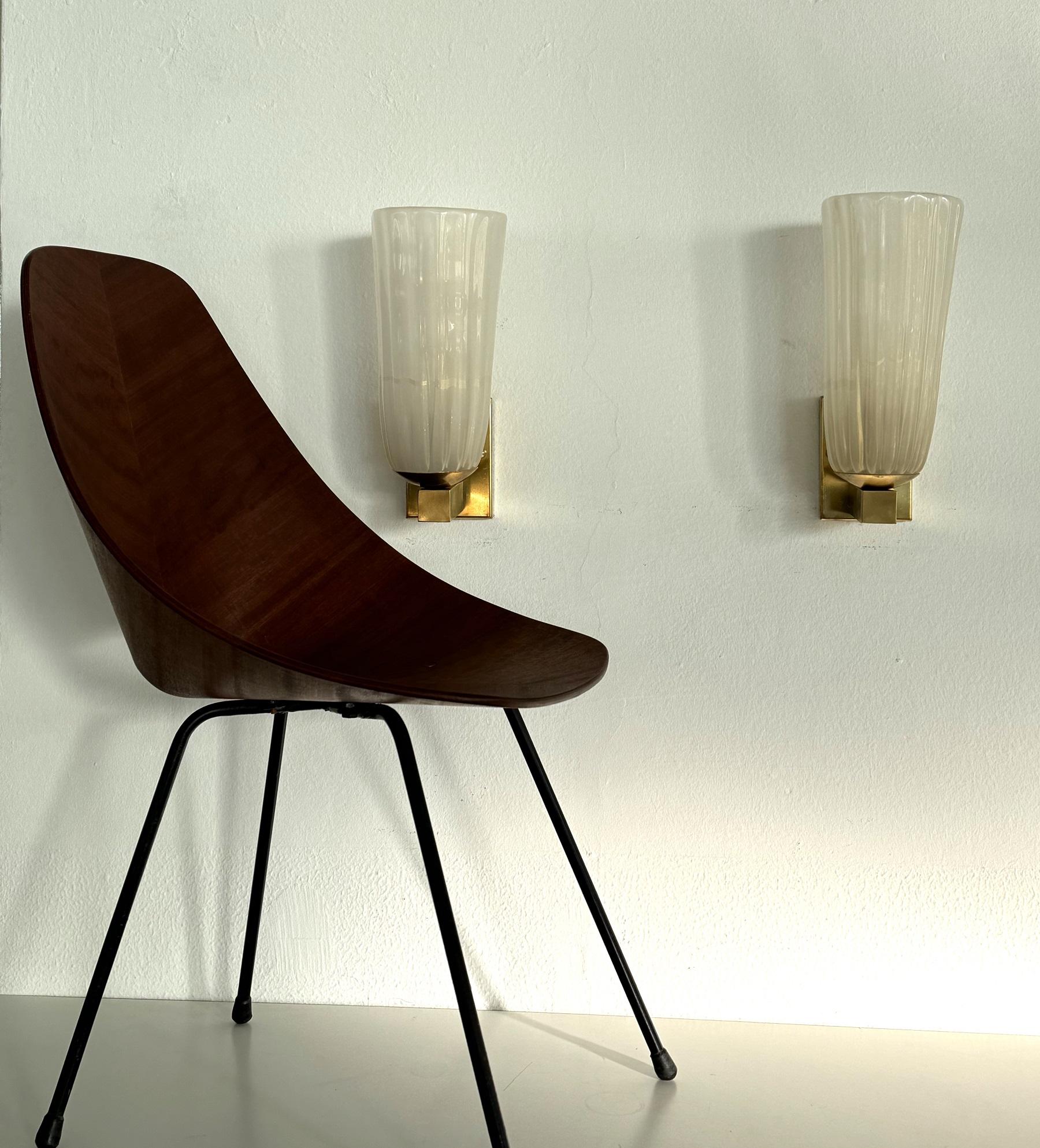 Große italienische Wandleuchten aus Murano-Glas und Messing im Art-Déco-Stil, 1990er Jahre

Wunderschönes Set aus zwei großen Wandlampen mit starkem Messingsockel und leichten, gewellten Murano-Gläsern in heller, cremefarbener Farbe mit echtem,