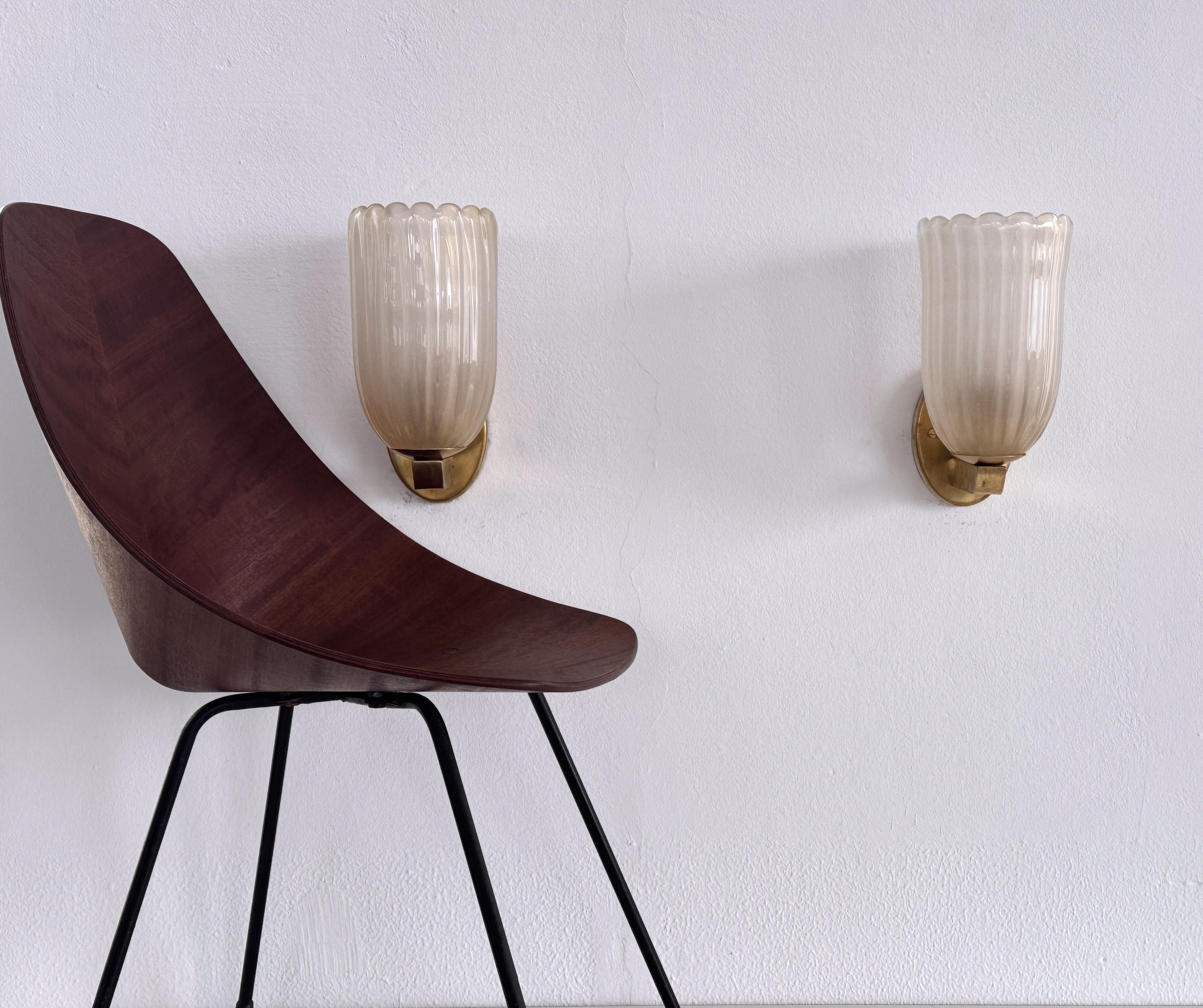 Italiano Grandi lampade da parete italiane in vetro di Murano e ottone in stile Art Déco, anni '90 in vendita