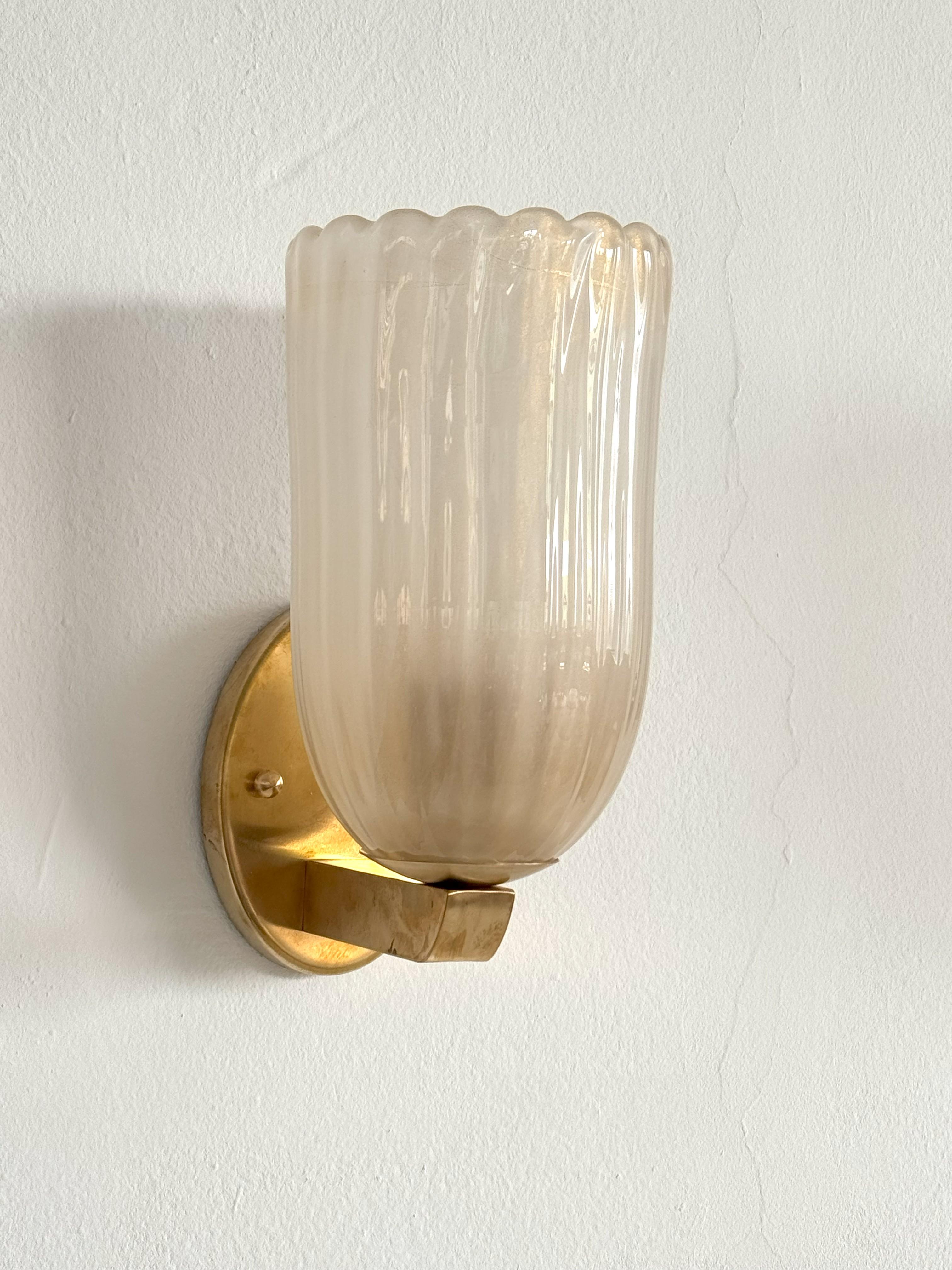 Apliques italianos grandes de cristal de Murano y latón en estilo Art Déco, años 90 Italiano en venta