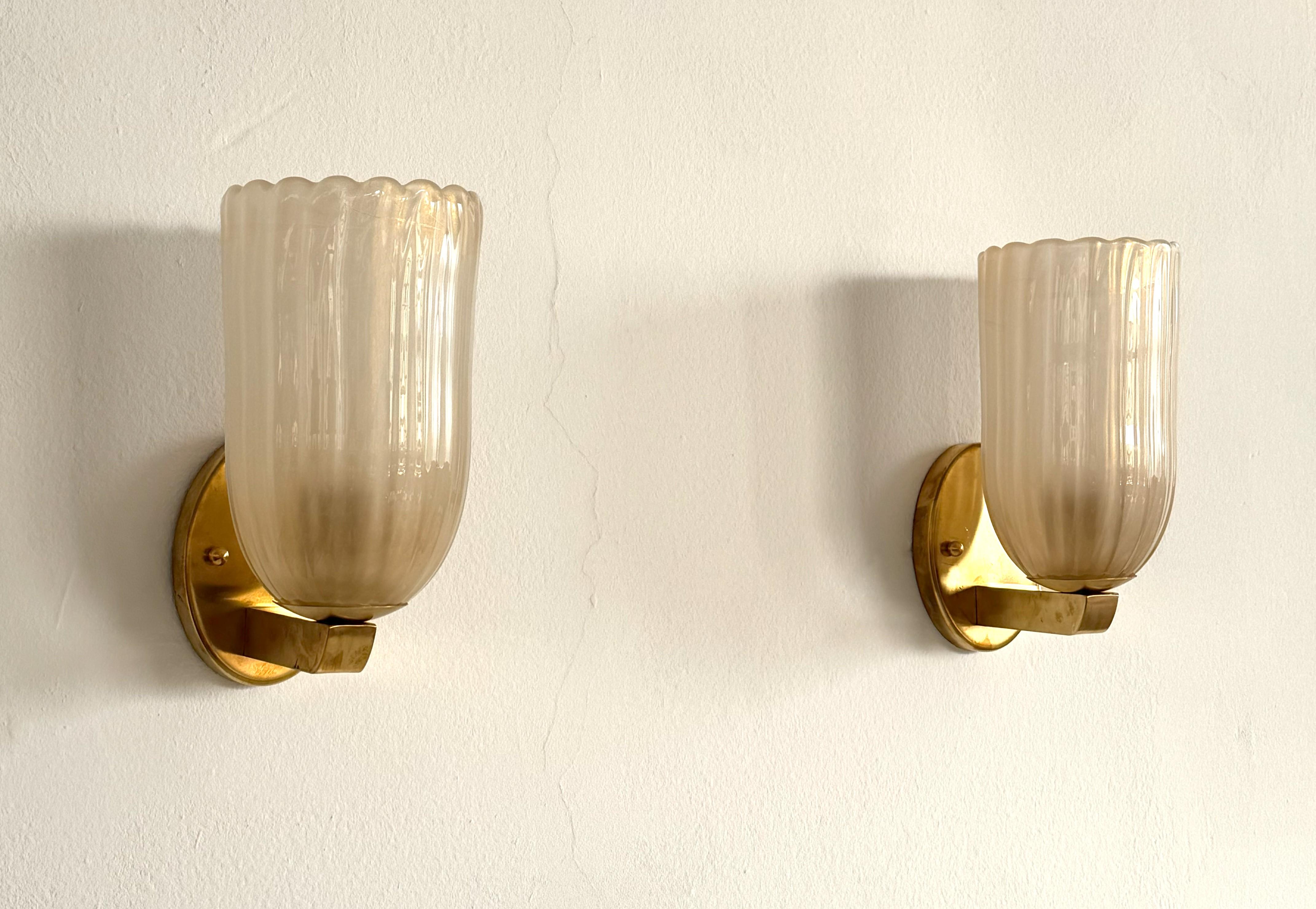Apliques italianos grandes de cristal de Murano y latón en estilo Art Déco, años 90 Hecho a mano en venta