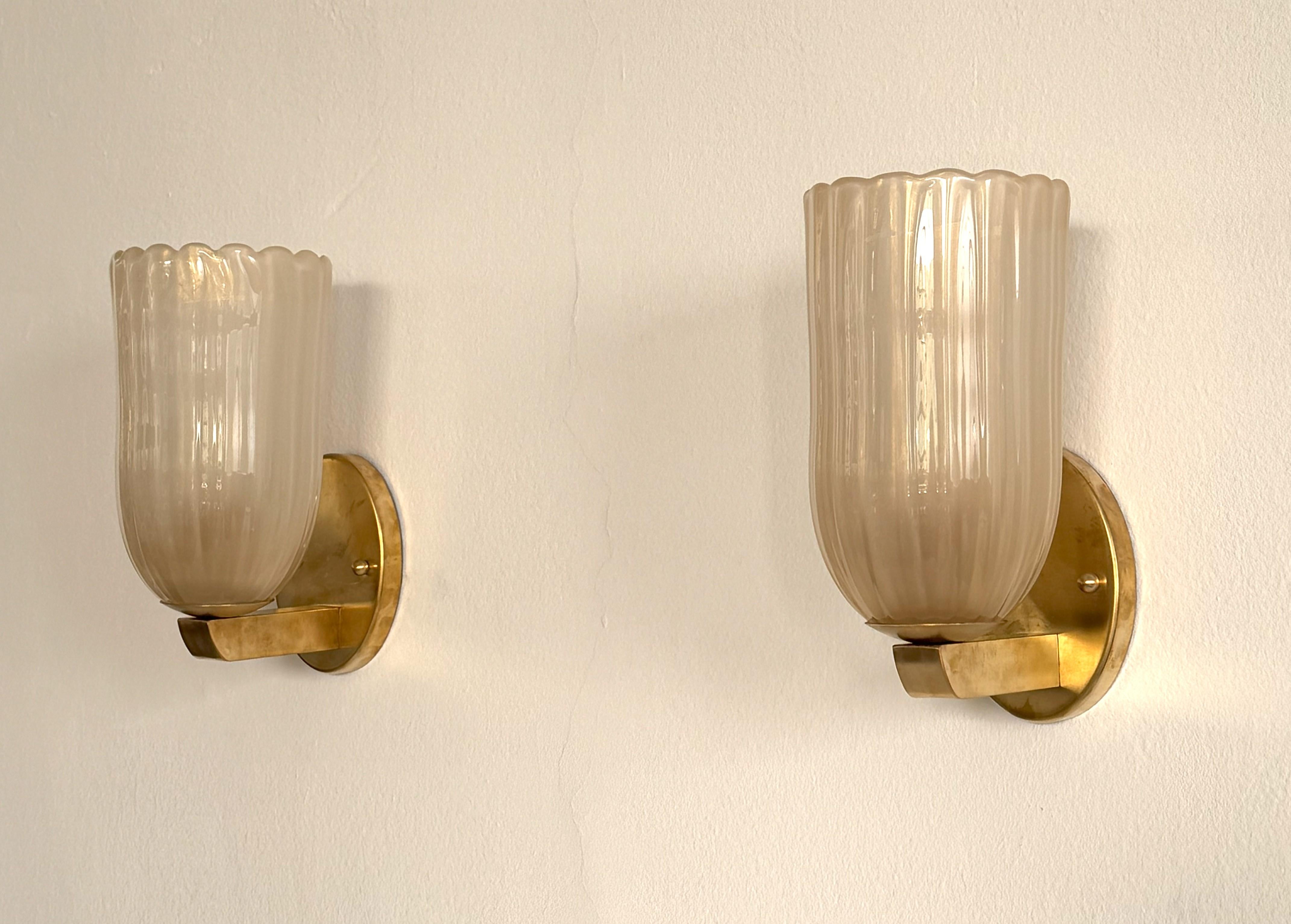 Apliques italianos grandes de cristal de Murano y latón en estilo Art Déco, años 90 en Bueno estado para la venta en Morazzone, Varese