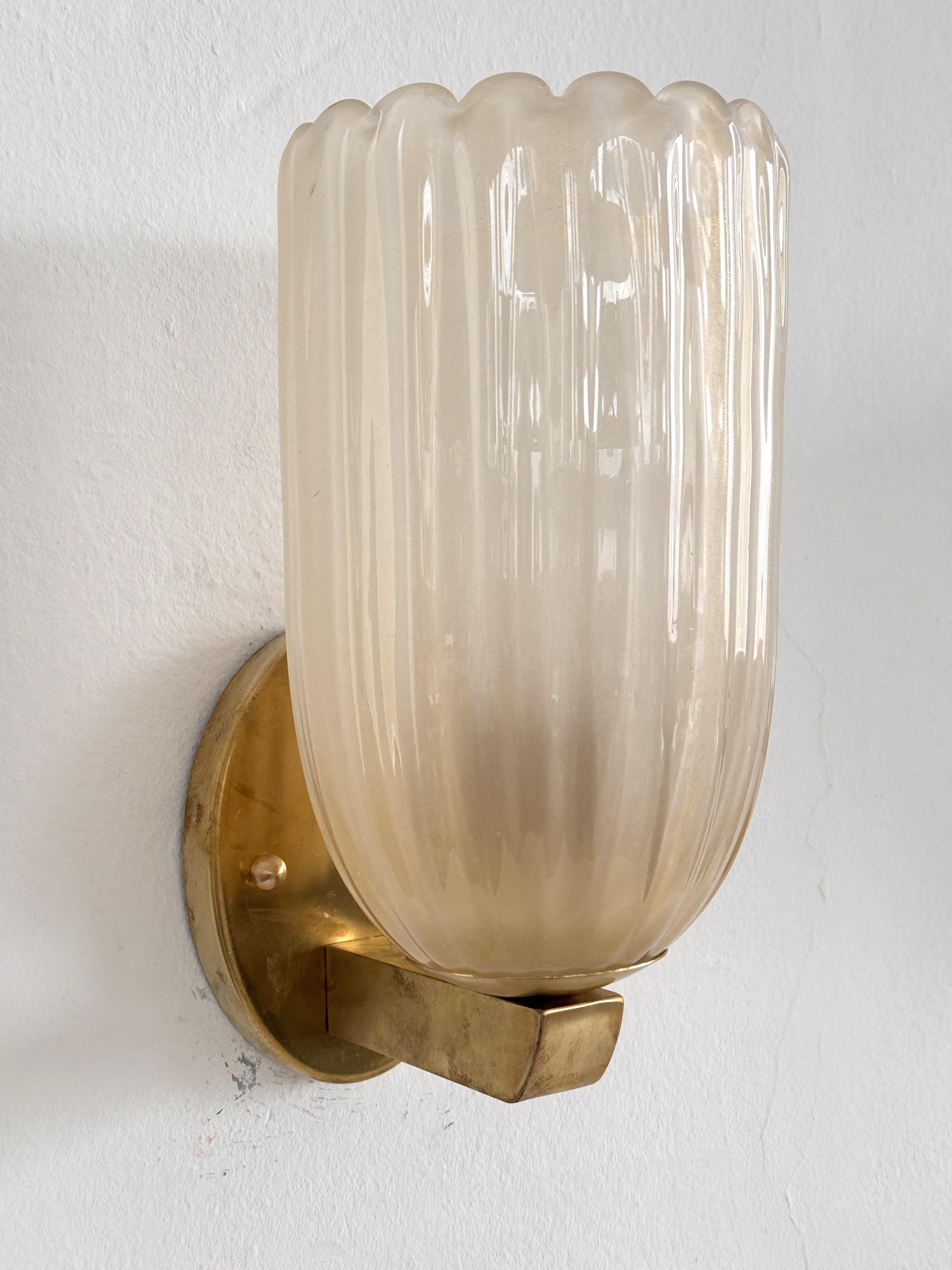 Ottone Grandi lampade da parete italiane in vetro di Murano e ottone in stile Art Déco, anni '90 in vendita