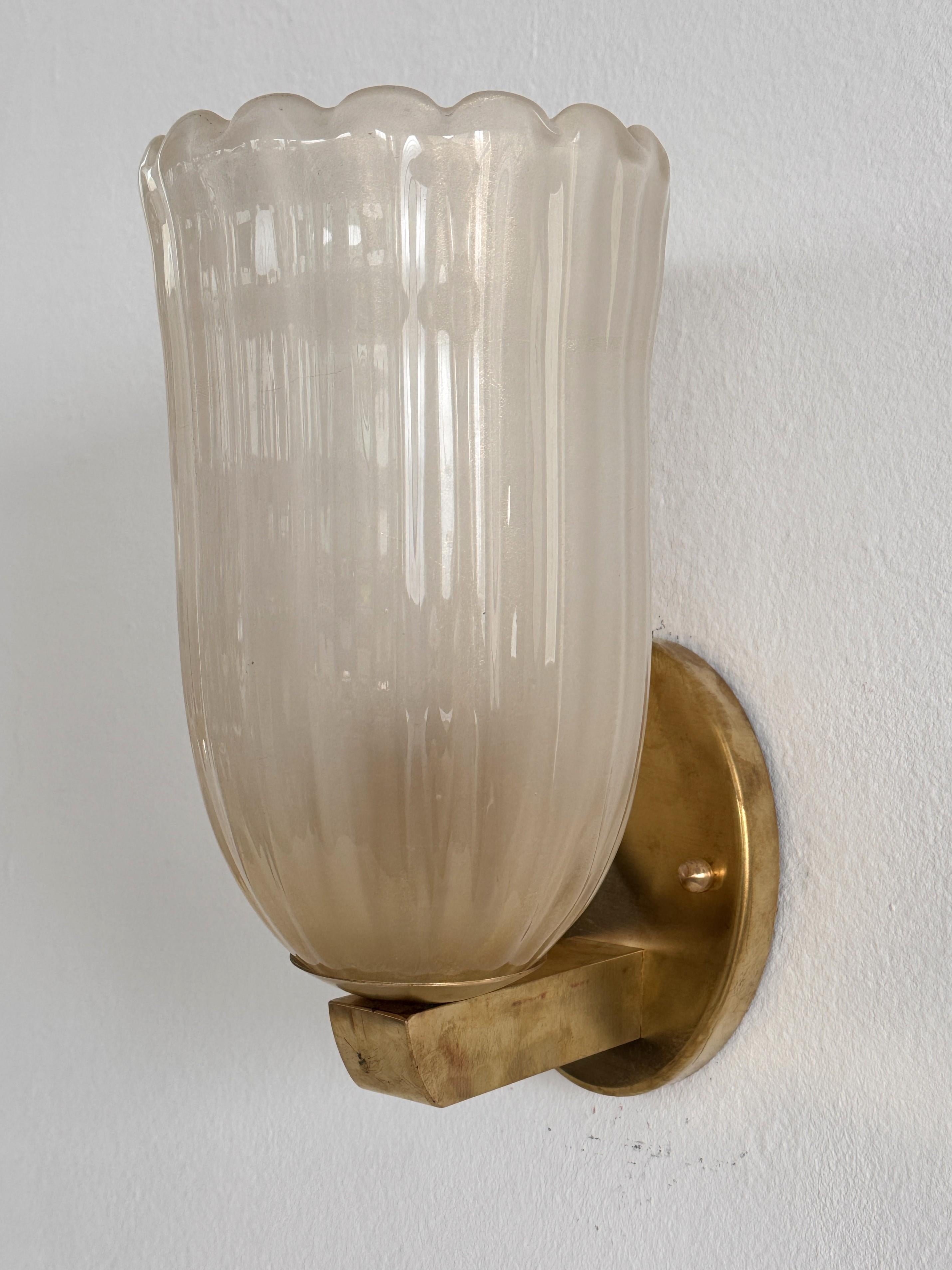 Grandi lampade da parete italiane in vetro di Murano e ottone in stile Art Déco, anni '90 in vendita 1