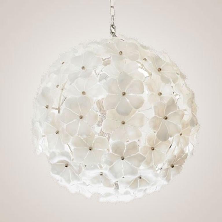 Superbe lustre contemporain à fleurs en forme de globe de Murano. Chaque fleur est fabriquée en verre de Murano soufflé à la main et fixée par une petite tige circulaire en chrome ou en or

Disponible avec un cadre doré ou chromé.

Diamètre de 60