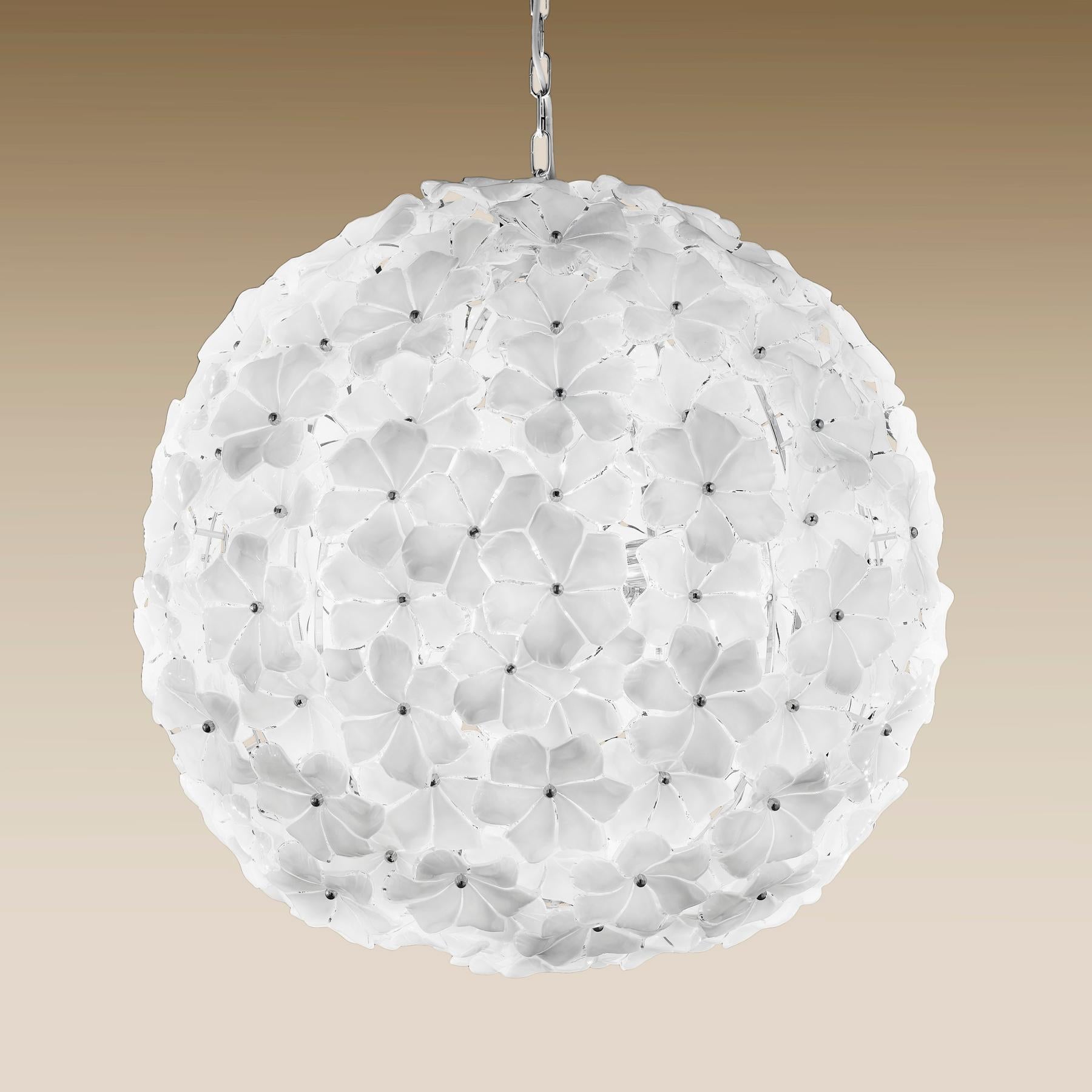 XXIe siècle et contemporain Grand lustre italien à fleurs en forme de globe de Murano dans le style de Cenedese en vente