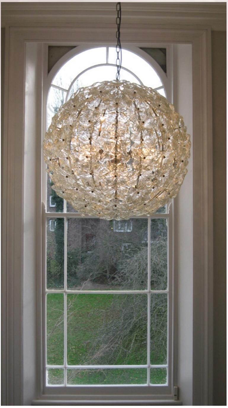 Grand lustre italien à fleurs en forme de globe de Murano dans le style de Cenedese en vente 2