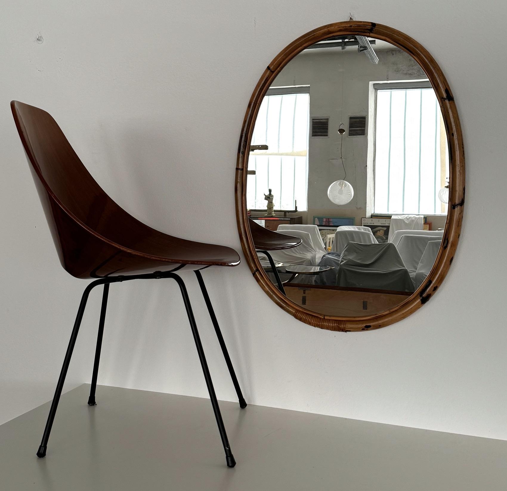 Wunderschöner extragroßer Designer-Wandspiegel, handgefertigt aus den organischen Materialien Rattan und Bambus.
Hergestellt in Italien in den 1960er Jahren.
Der Spiegel ist in sehr gutem Originalzustand und sauber, keine Mängel, nur normale