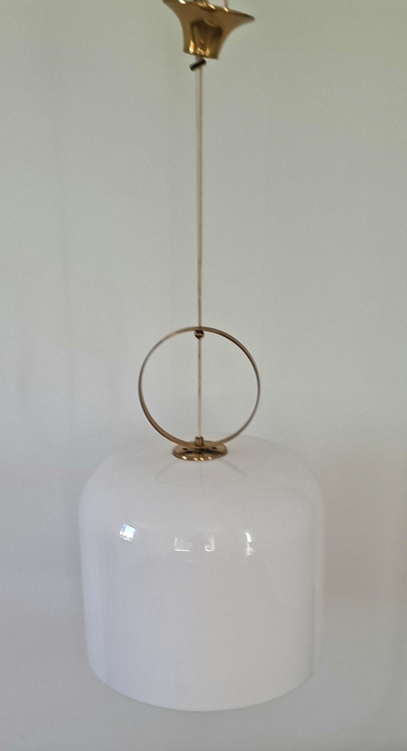 White large Pendant by Massimo Luigi for Guzzini.
Original condition, adjustable height.