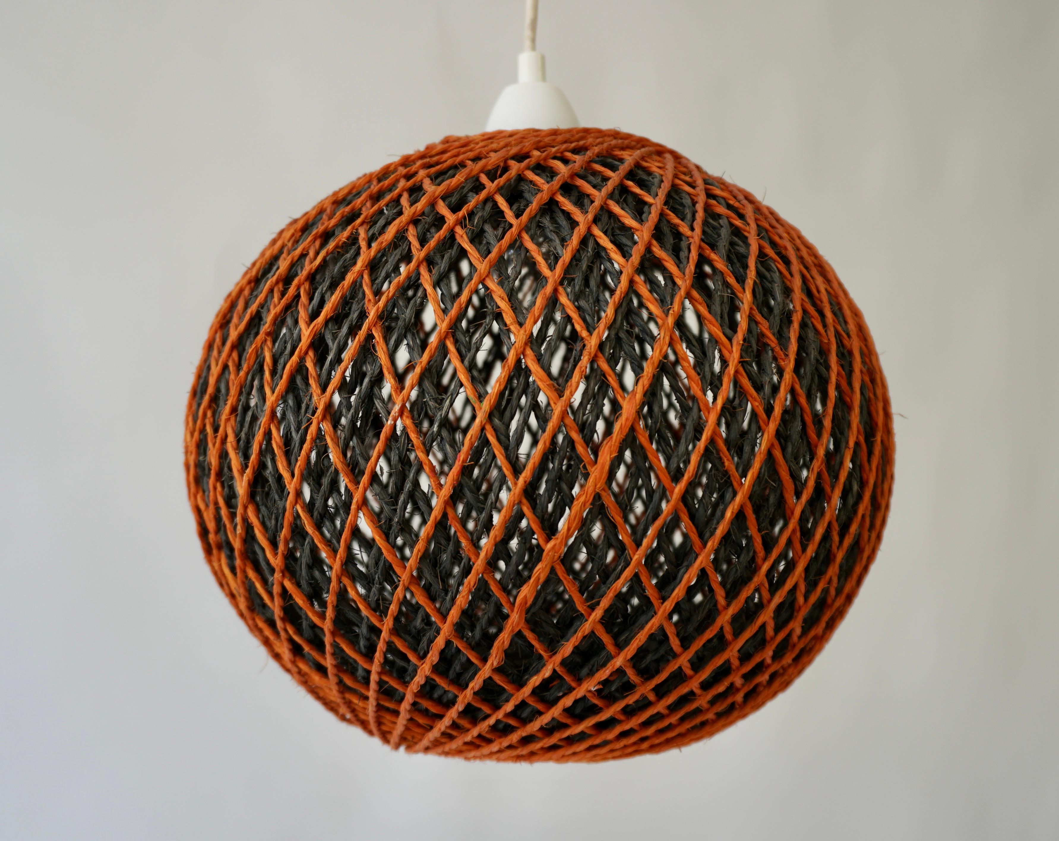 Lampada a sospensione da soffitto italiana a forma di grande sfera di corda, anni '60 in vendita 3