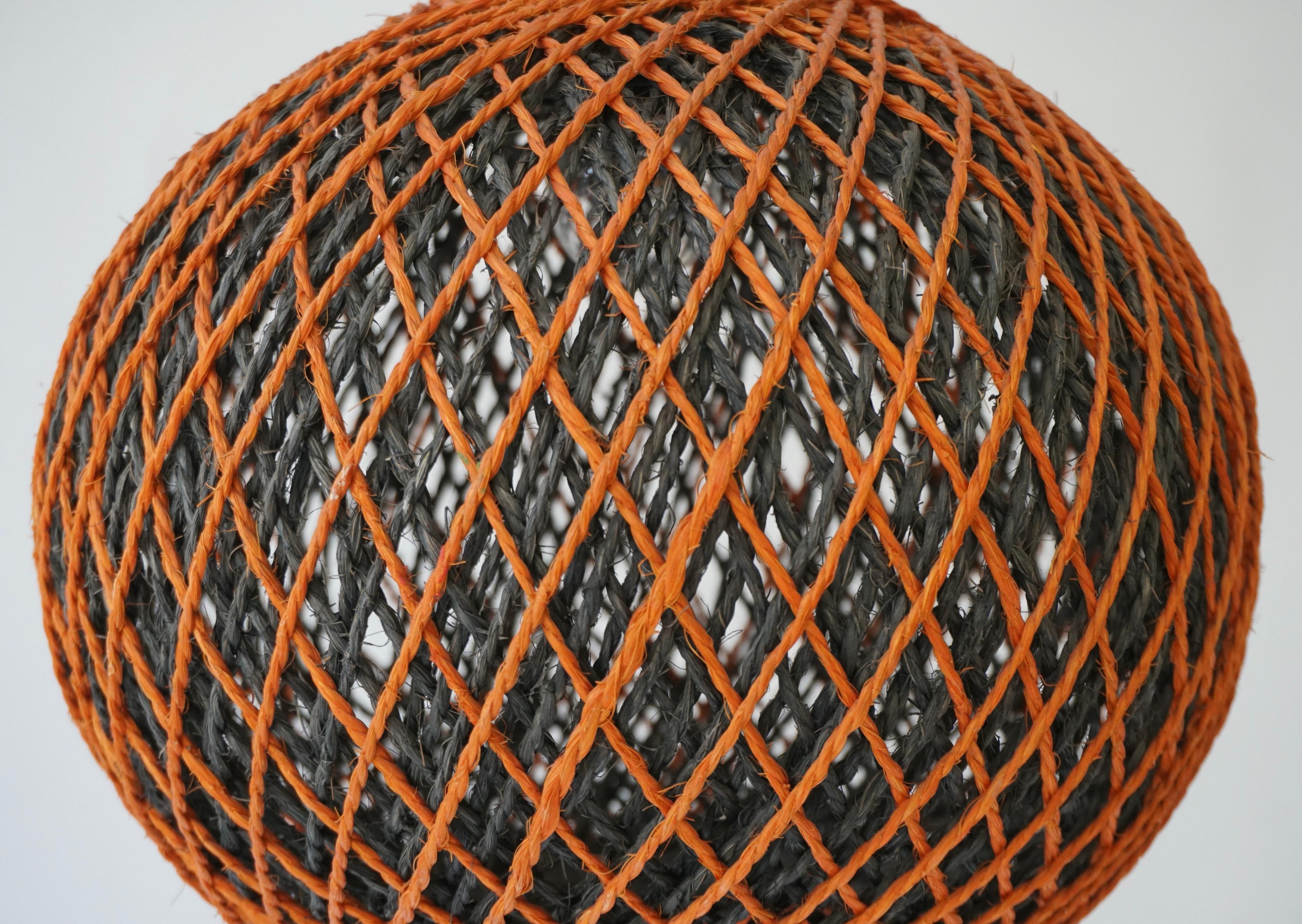 Lampada a sospensione da soffitto italiana a forma di grande sfera di corda, anni '60 in vendita 4