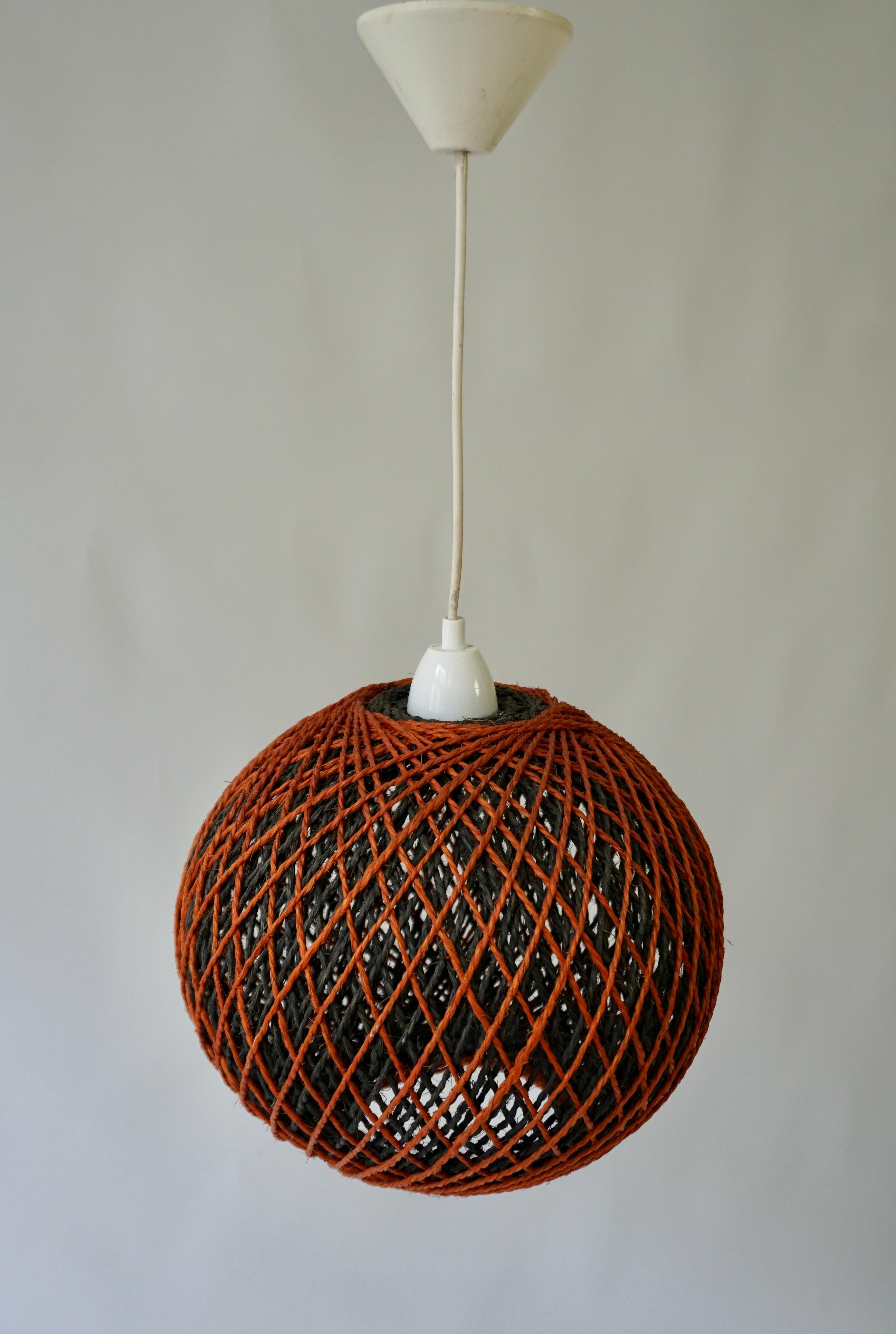 Mid-Century moderno Lampada a sospensione da soffitto italiana a forma di grande sfera di corda, anni '60 in vendita