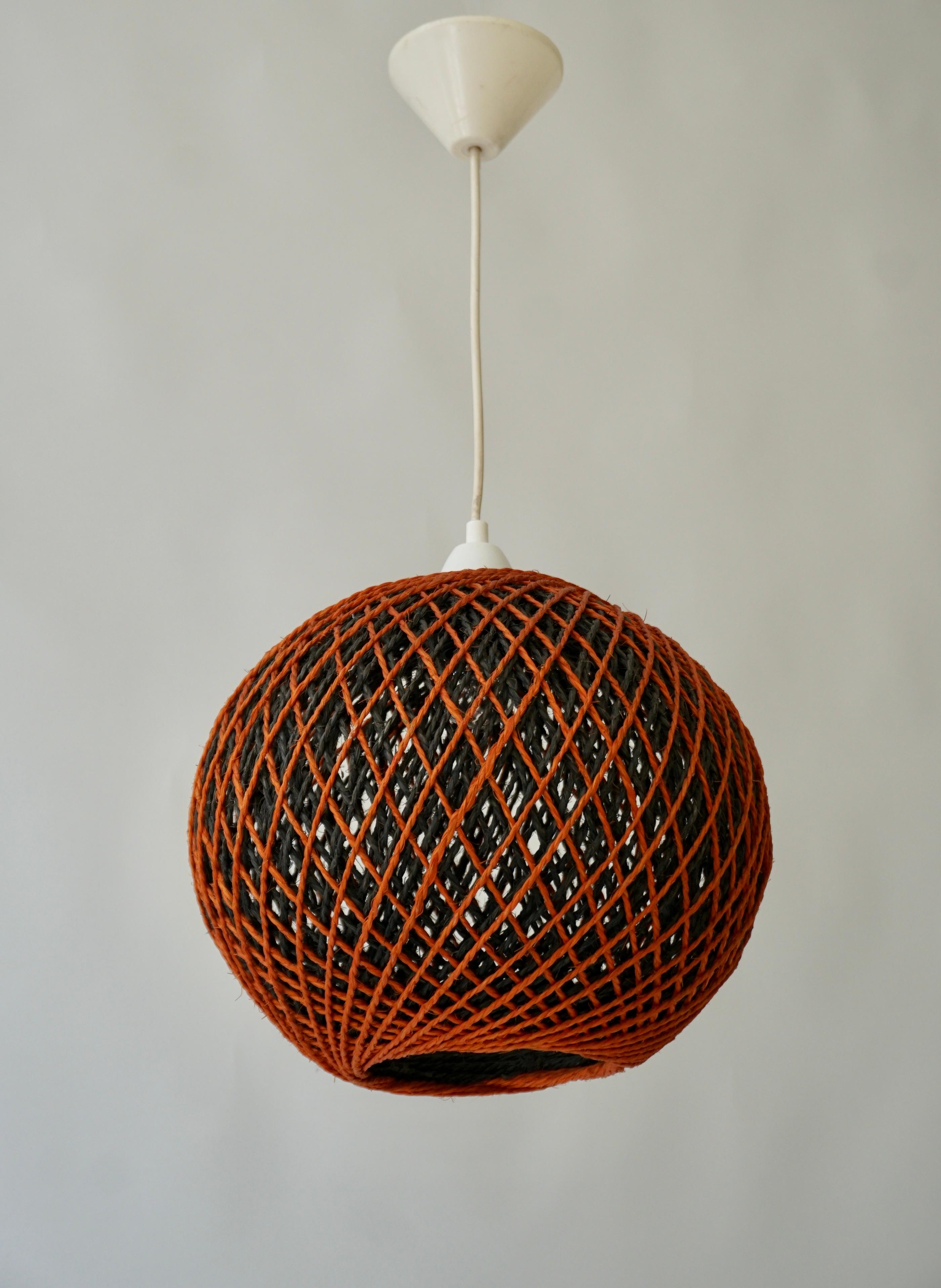 Belga Lampada a sospensione da soffitto italiana a forma di grande sfera di corda, anni '60 in vendita