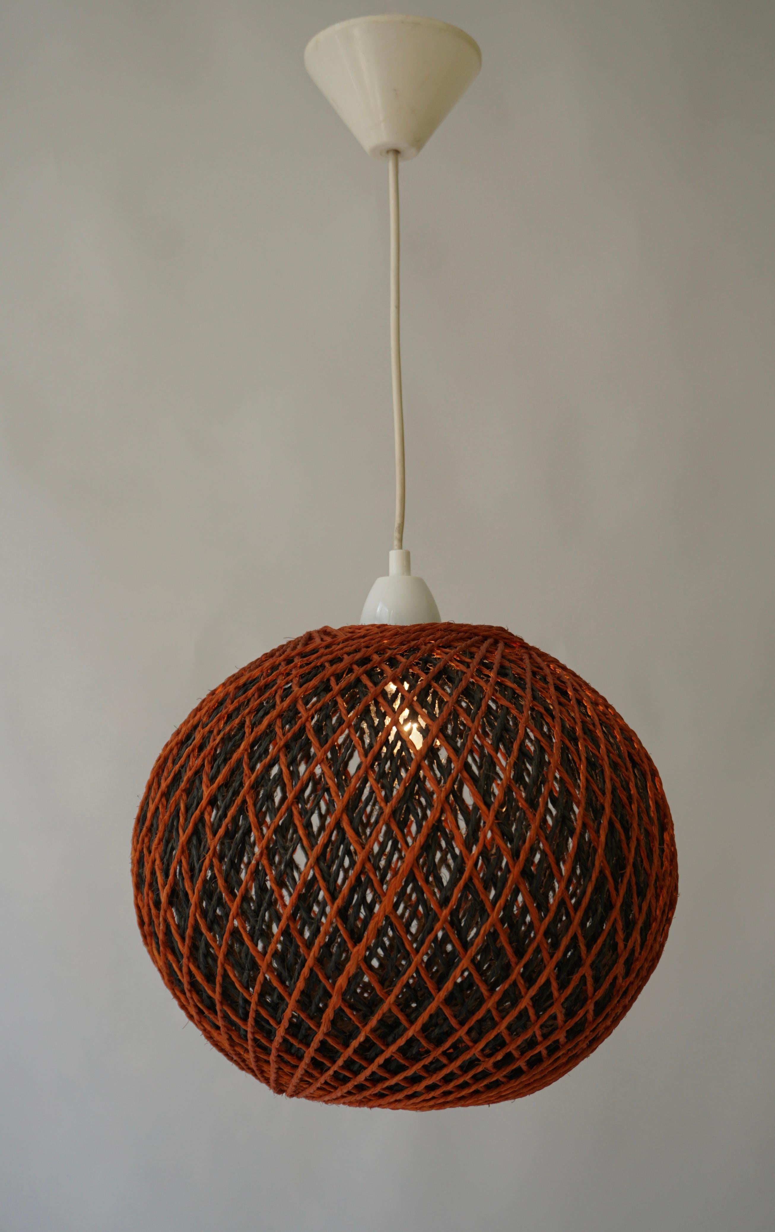 Lampada a sospensione da soffitto italiana a forma di grande sfera di corda, anni '60 In condizioni buone in vendita a Antwerp, BE