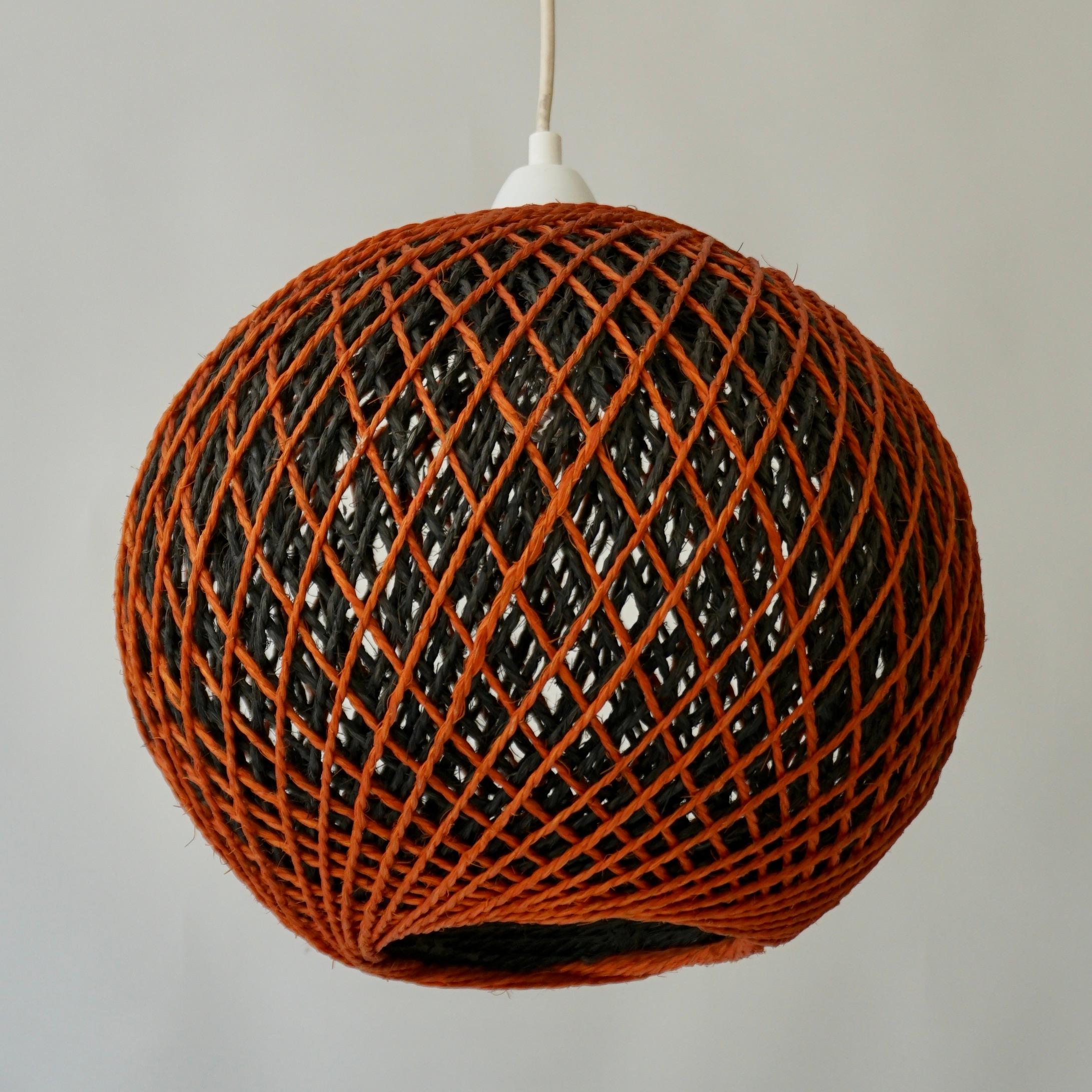 Lampada a sospensione da soffitto italiana a forma di grande sfera di corda, anni '60 in vendita 1