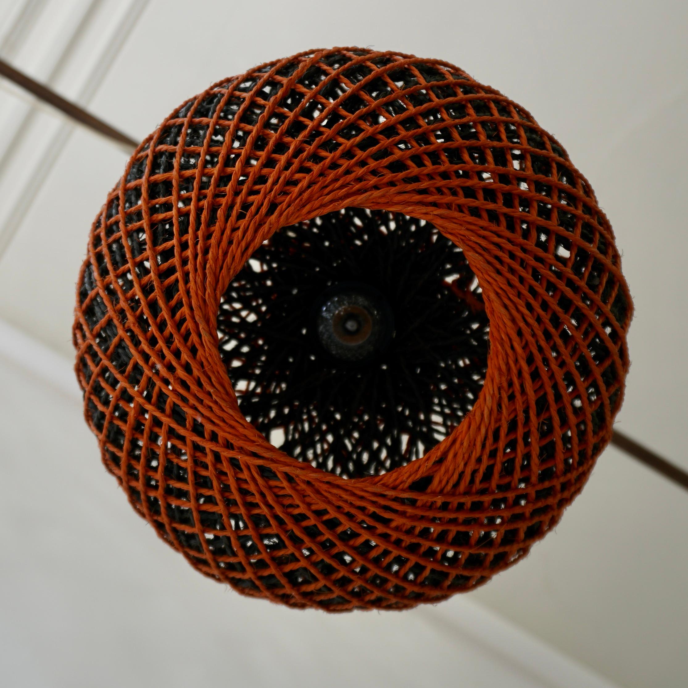 Lampada a sospensione da soffitto italiana a forma di grande sfera di corda, anni '60 in vendita 2