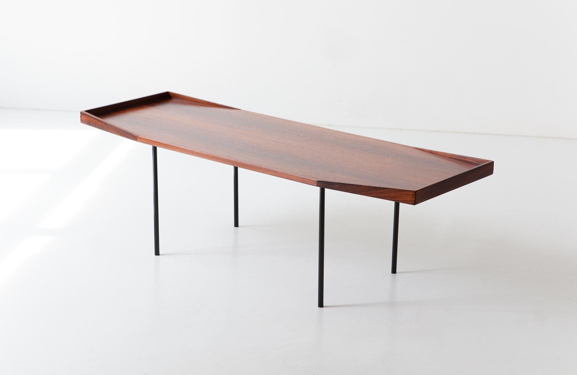 Grande table basse italienne en bois exotique, années 1950 en vente 5