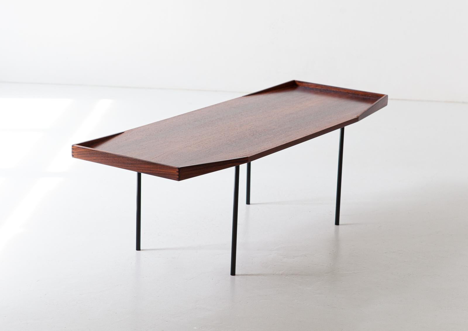 Una mesa baja y grande fabricada en Italia en los años 50

Como solemos preferir, se ha eliminado por completo el acabado original para devolver la madera a su estado original, y después se ha acabado con una ligera mano de goma laca .

Realizamos