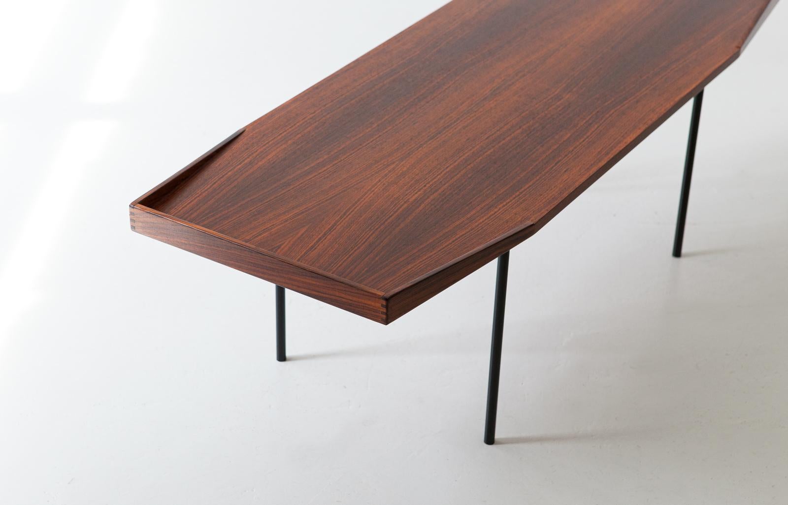 Mid-Century Modern Grande table basse italienne en bois exotique, années 1950 en vente