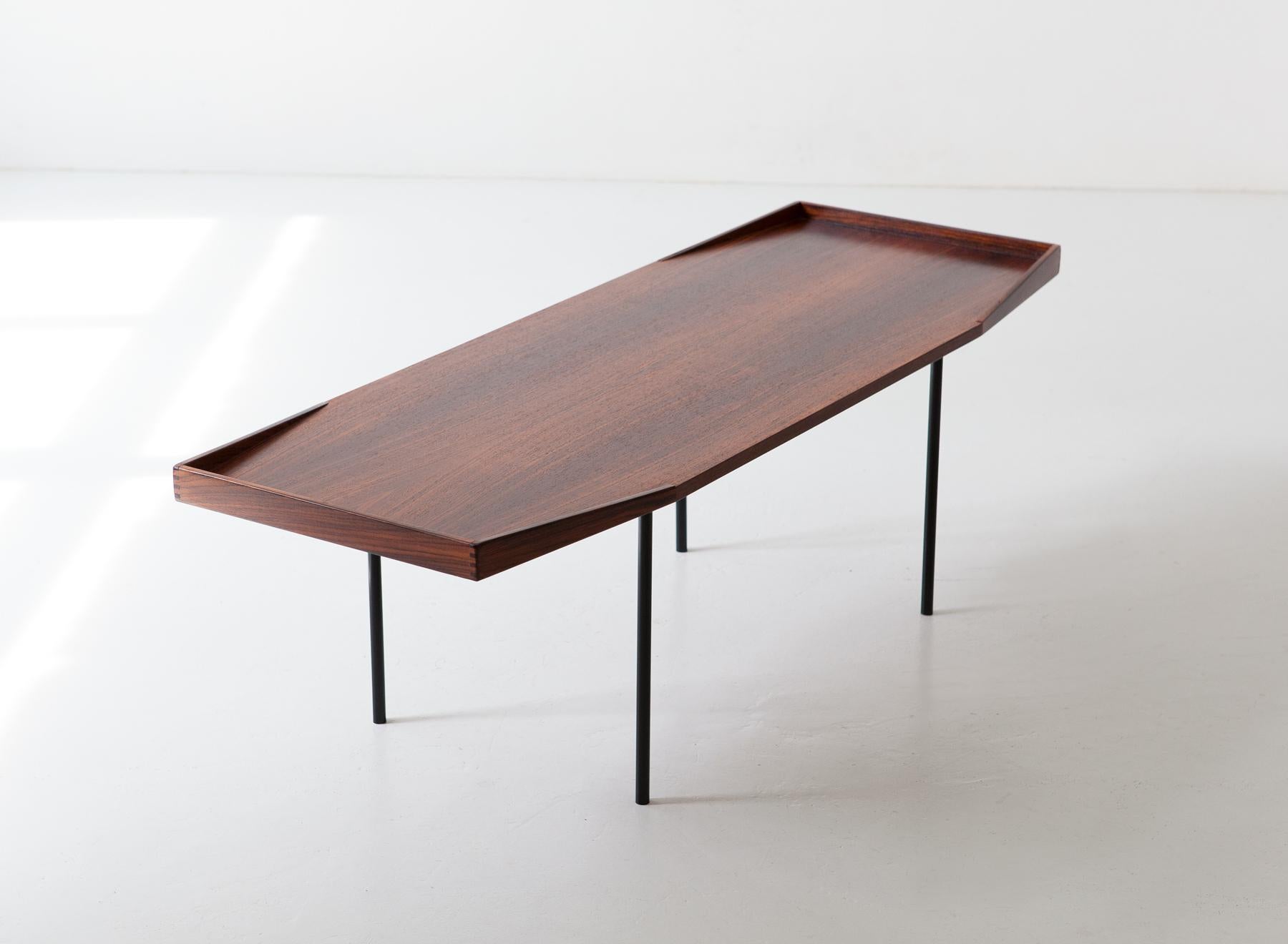 Milieu du XXe siècle Grande table basse italienne en bois exotique, années 1950 en vente