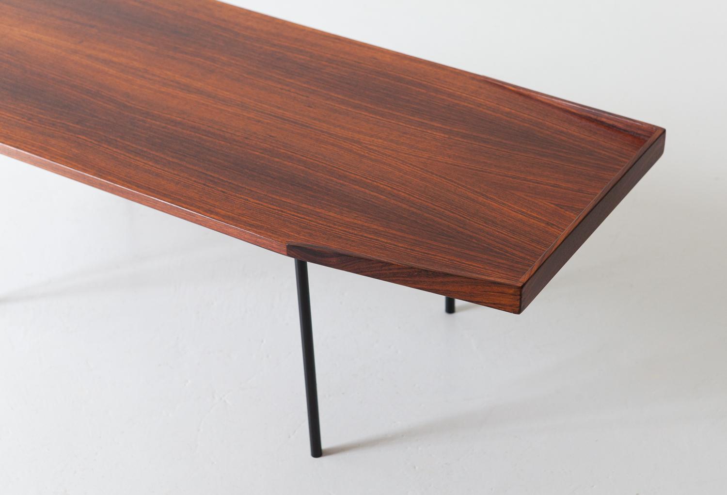 Grande table basse italienne en bois exotique, années 1950 en vente 3